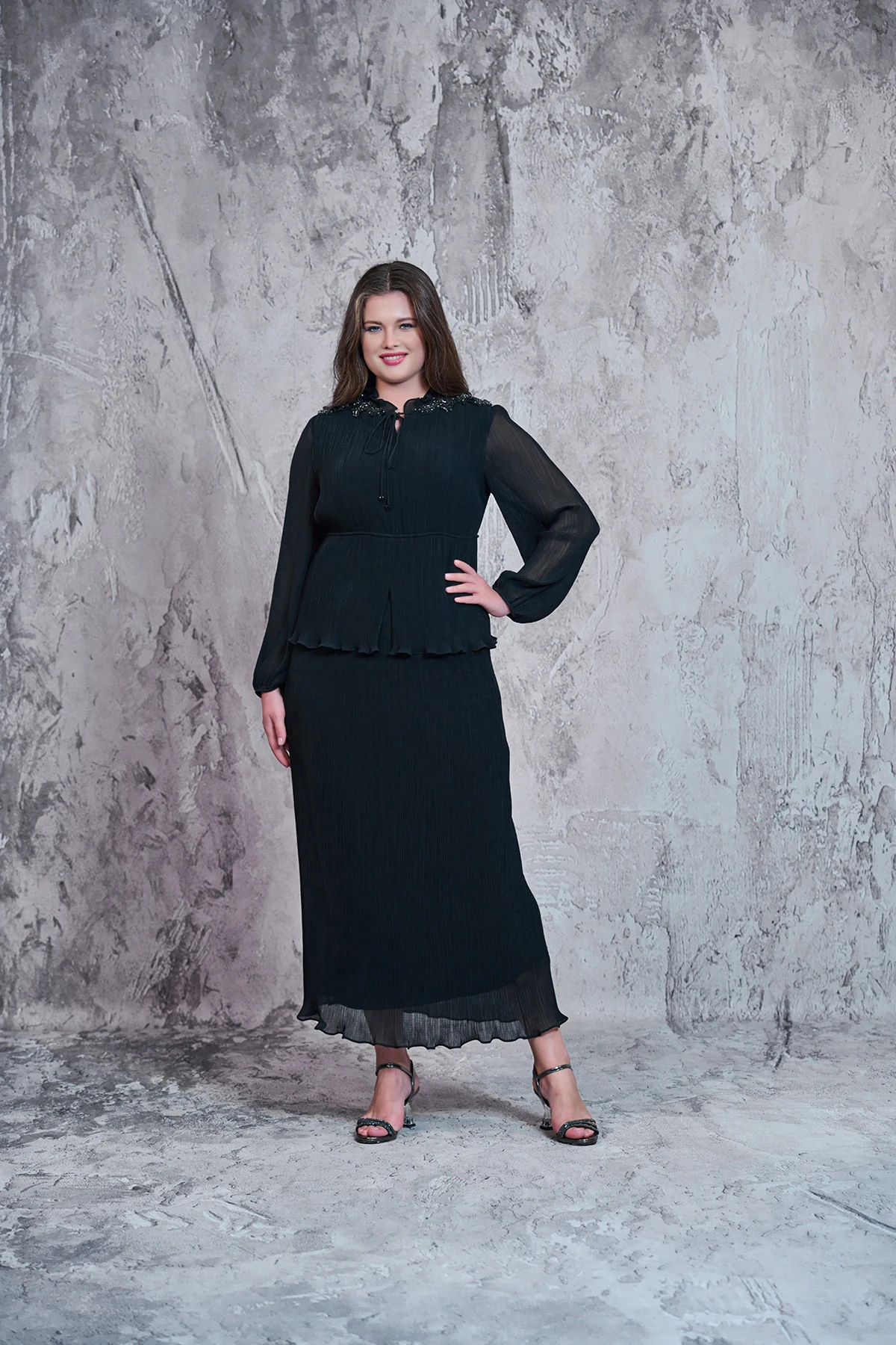 Bel ve kol lastik detaylı,yaka işlemeli pliseli takım