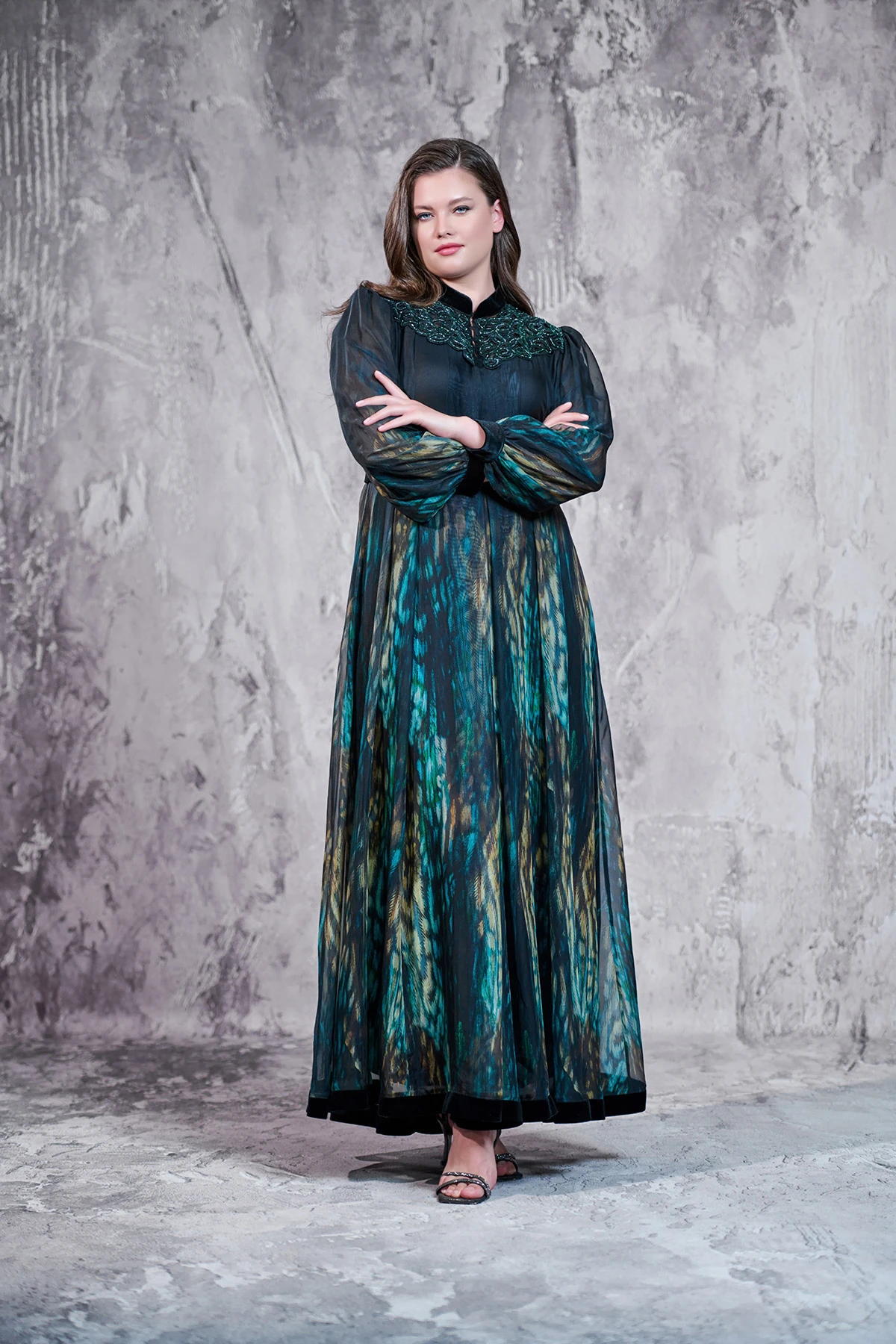 Özel desen italyan şifon,Yaka nakış ve boncuk detaylı elbise