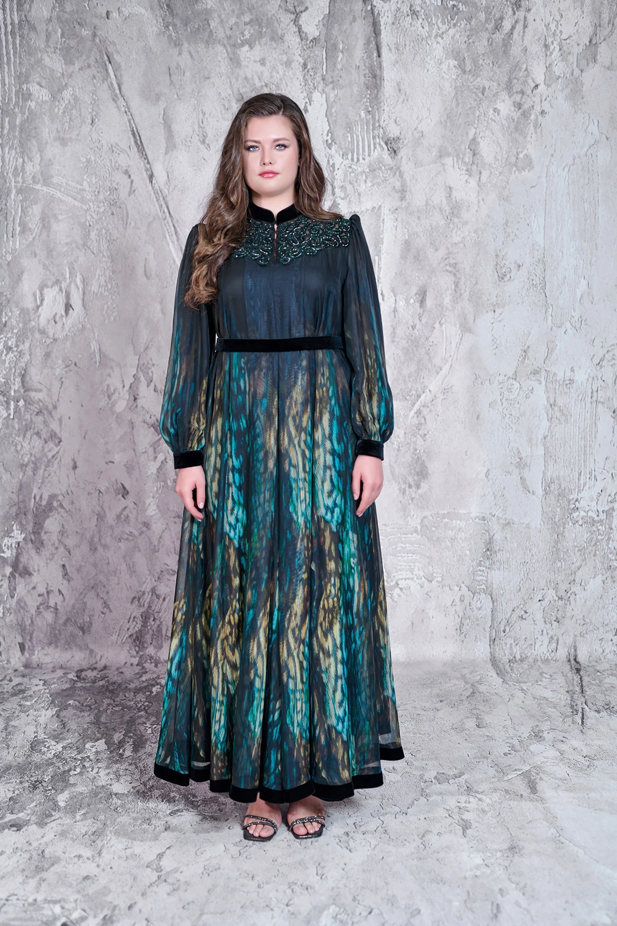 Özel desen italyan şifon,Yaka nakış ve boncuk detaylı elbise