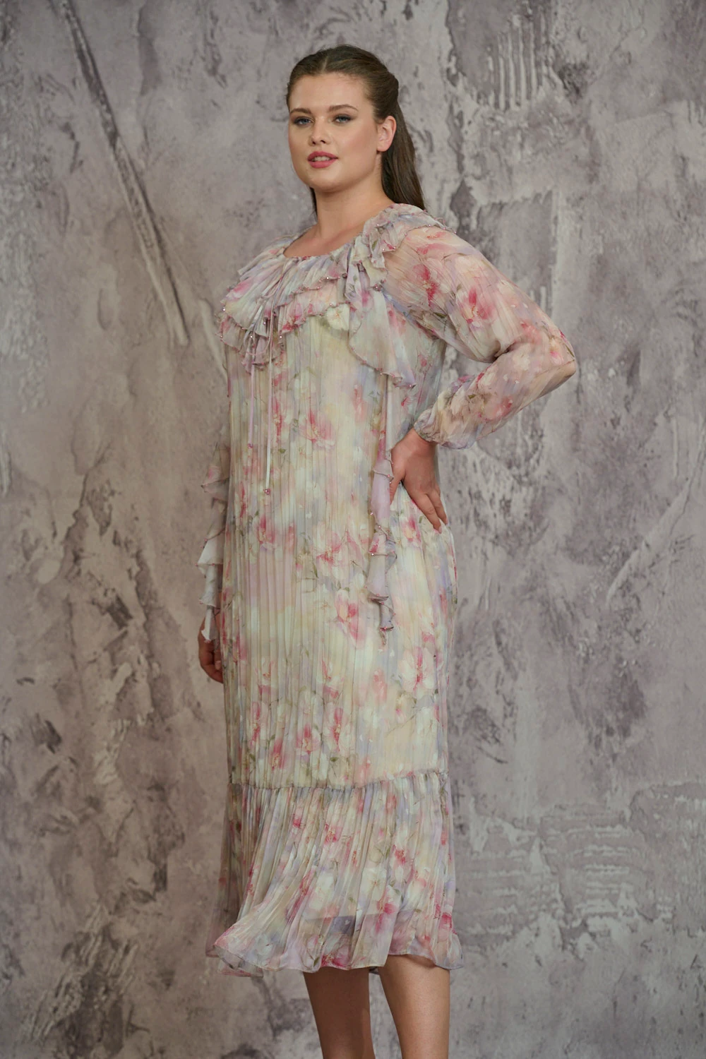 Yaka volan ve boncuk işleme detaylı kraşlı italyan elbise