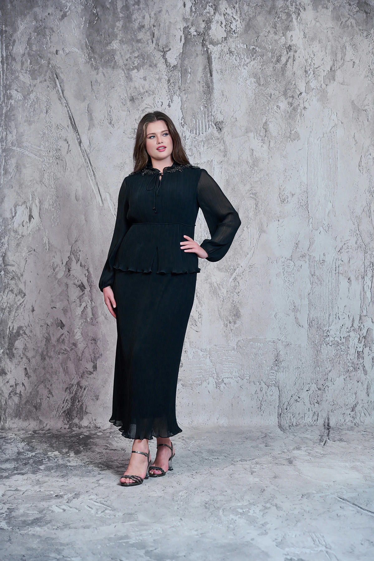 Bel ve kol lastik detaylı,yaka işlemeli pliseli takım