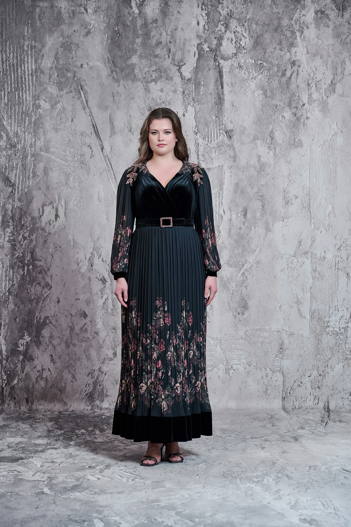 Omuz güpür elişi detaylı,pliseli,özel desen silky şifon elbise