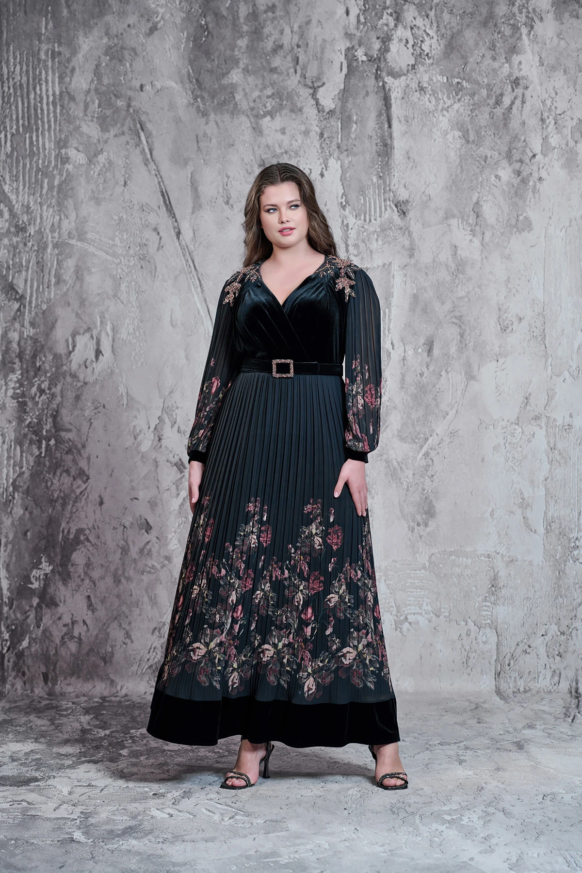 Omuz güpür elişi detaylı,pliseli,özel desen silky şifon elbise