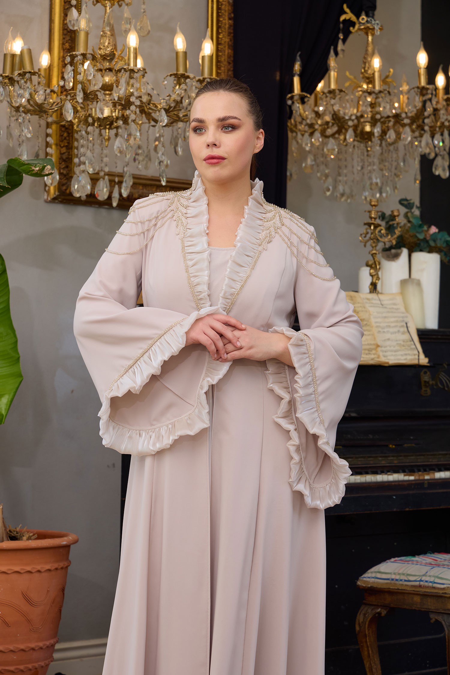 İç elbiseli, şık detaylarla işlenmiş büyük beden abaya takım - Beige