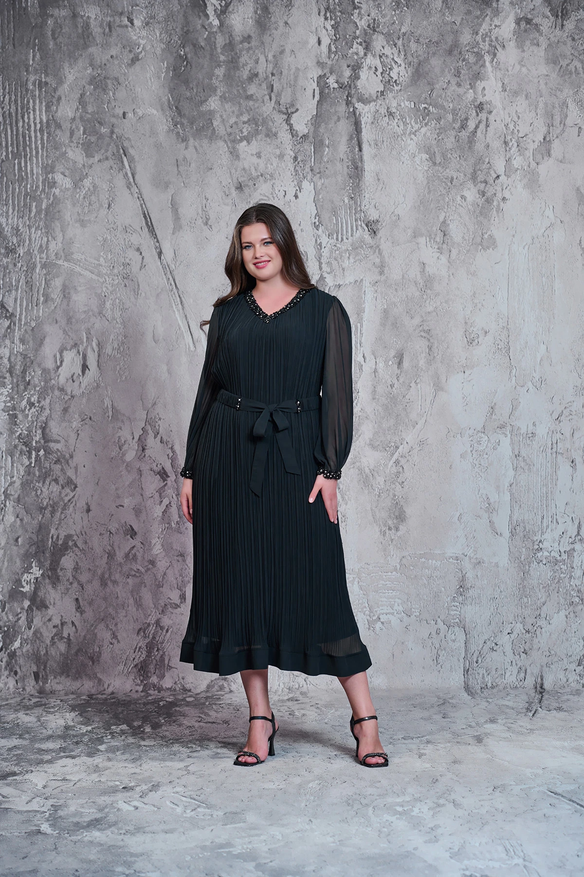 Yaka elişi detaylı,pliseli fransız boy şifon elbise