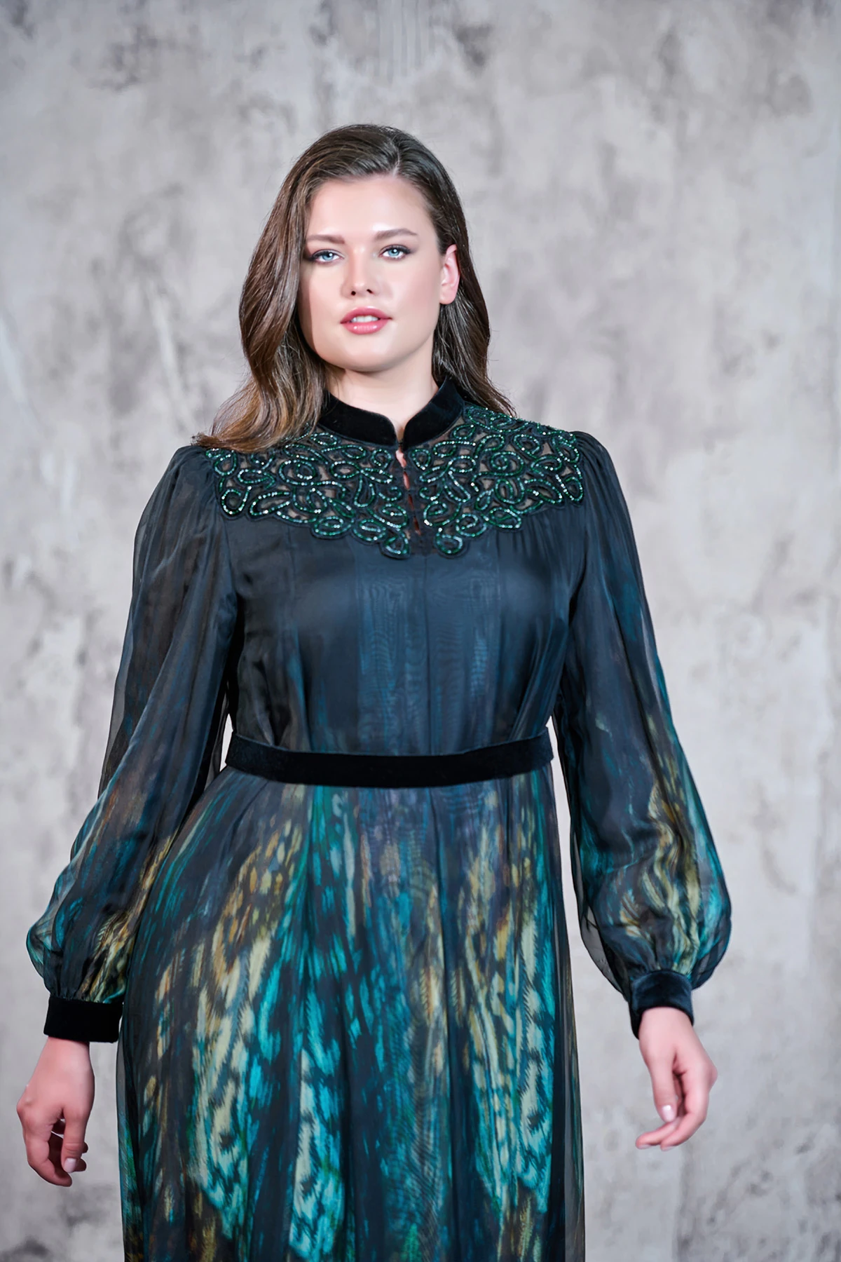 Özel desen italyan şifon,Yaka nakış ve boncuk detaylı elbise