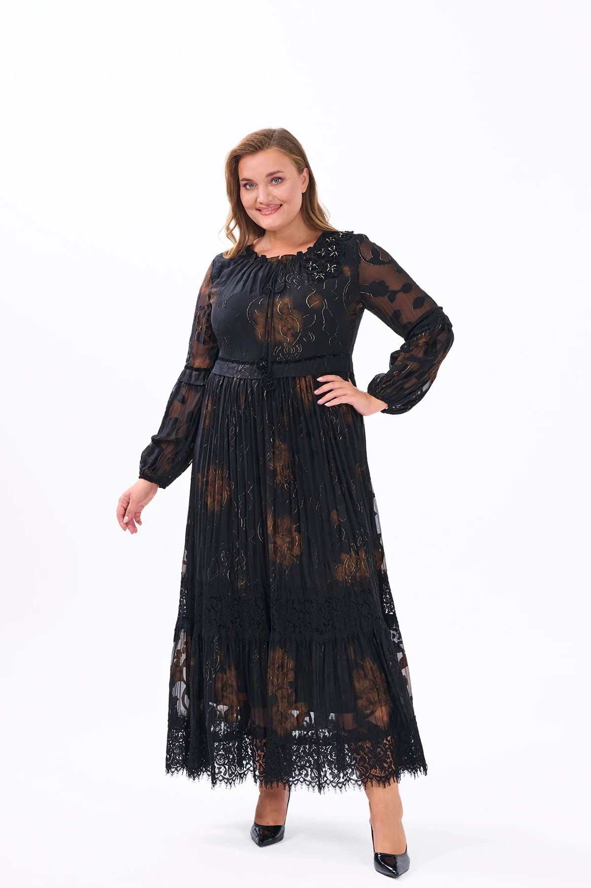 Özel ithal kumaş dantel nakış ve elişi detaylı kraşlı elbise