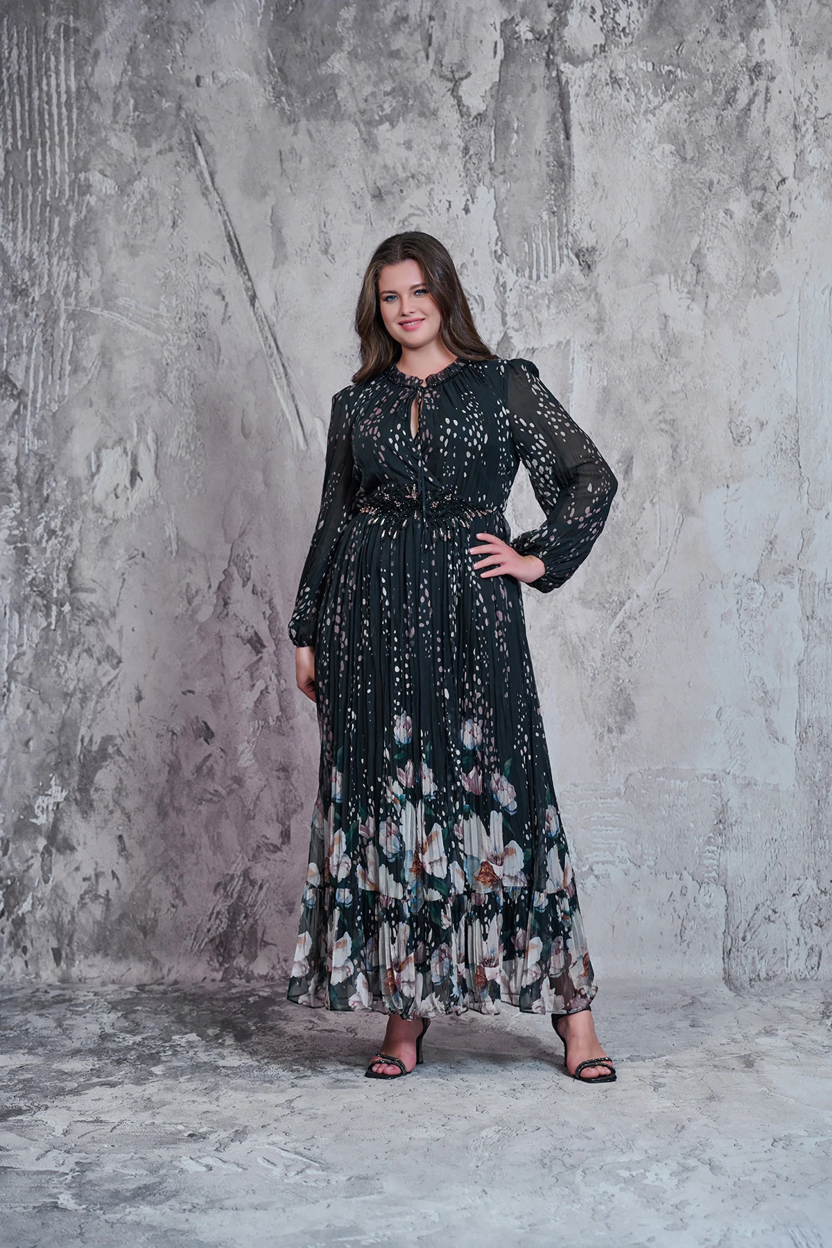 Bel kısmı güpür ve elişi detaylı,kraşlı italyan kumaş elbise