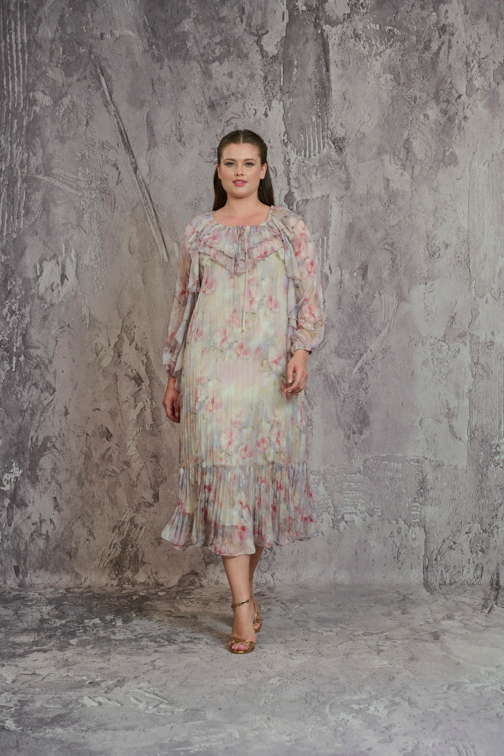 Yaka volan ve boncuk işleme detaylı kraşlı italyan elbise