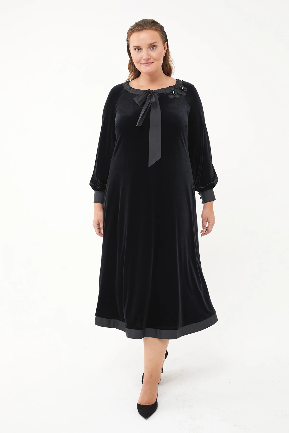 Yaka broş ve paraşüt kumaş bağlama detaylı,reglan kol rahat form kadife elbise