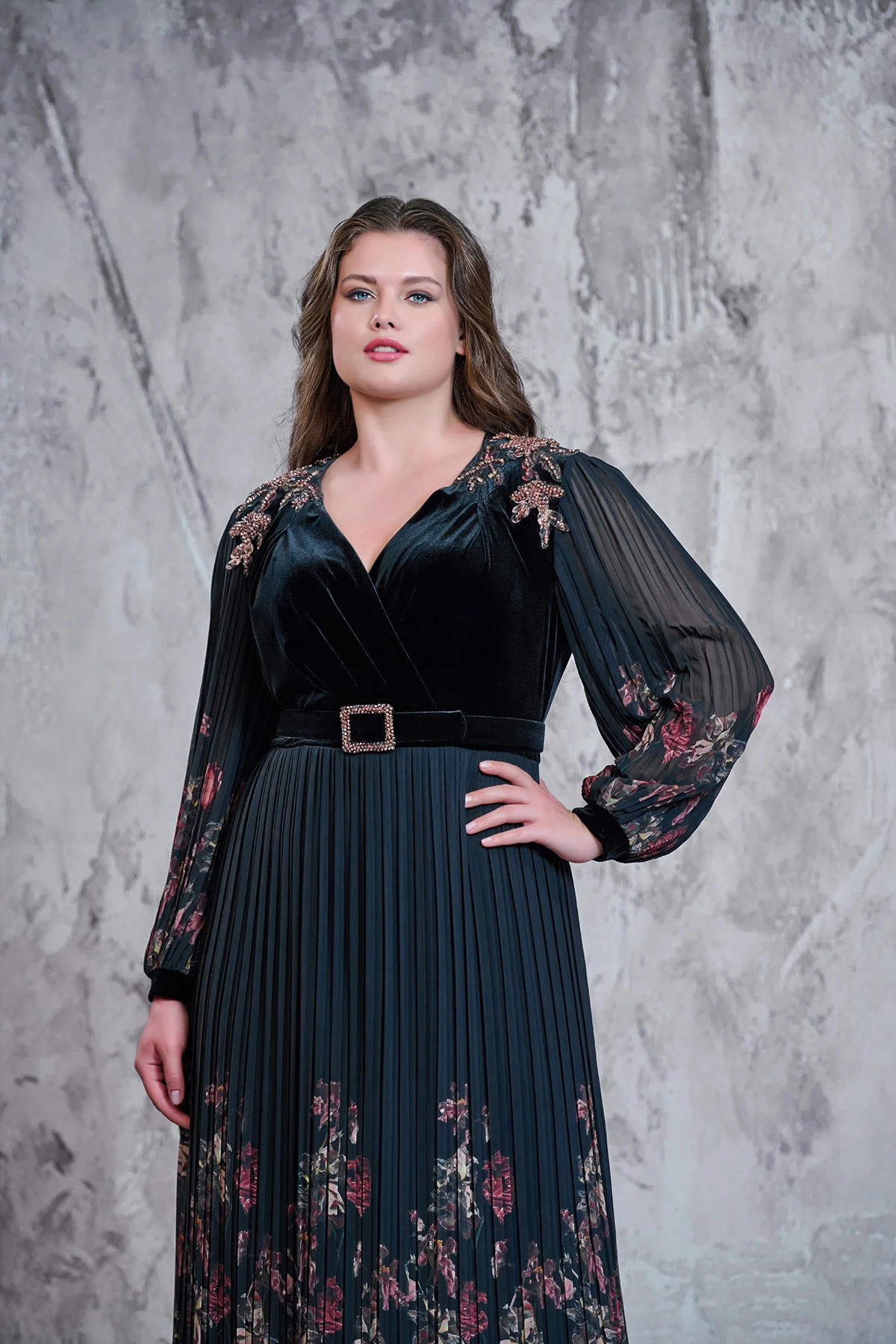 Omuz güpür elişi detaylı,pliseli,özel desen silky şifon elbise