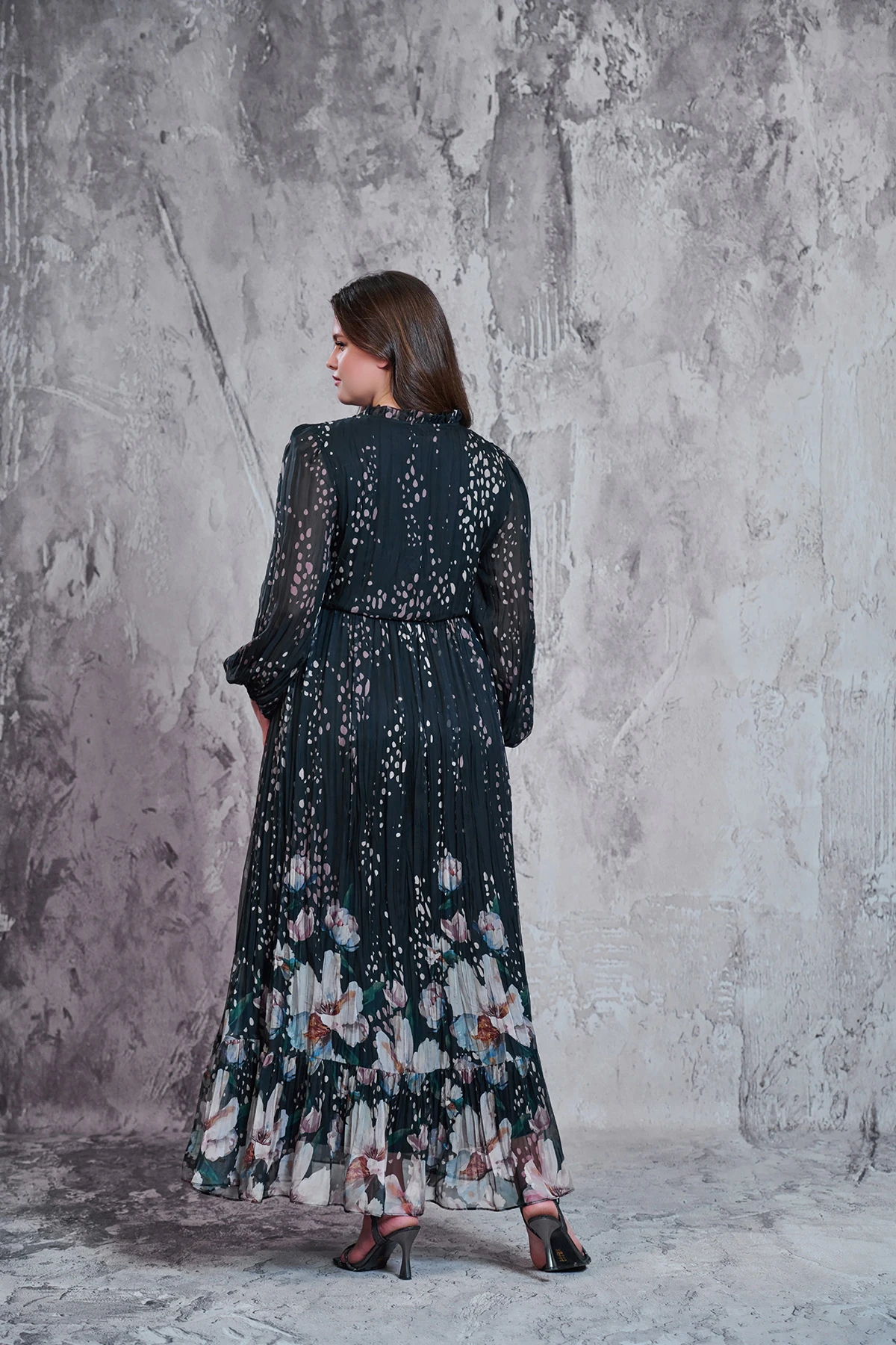 Bel kısmı güpür ve elişi detaylı,kraşlı italyan kumaş elbise