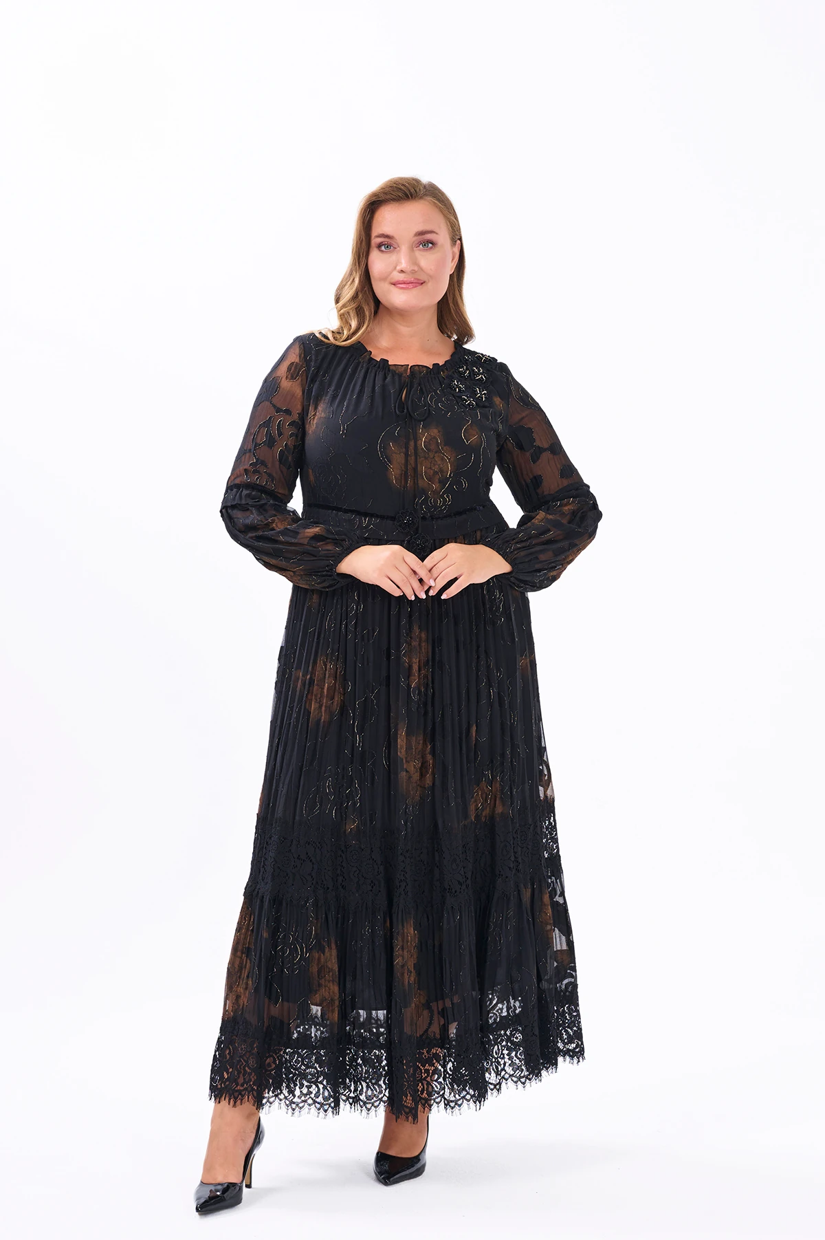 Özel ithal kumaş dantel nakış ve elişi detaylı kraşlı elbise