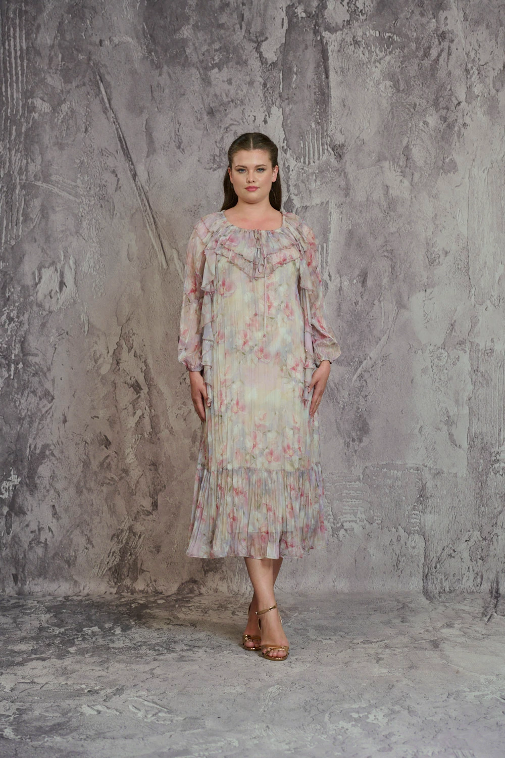 Yaka volan ve boncuk işleme detaylı kraşlı italyan elbise