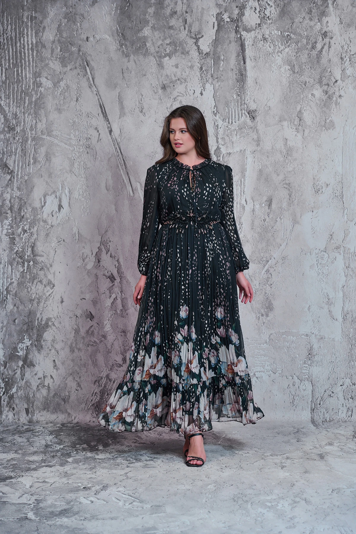 Bel kısmı güpür ve elişi detaylı,kraşlı italyan kumaş elbise