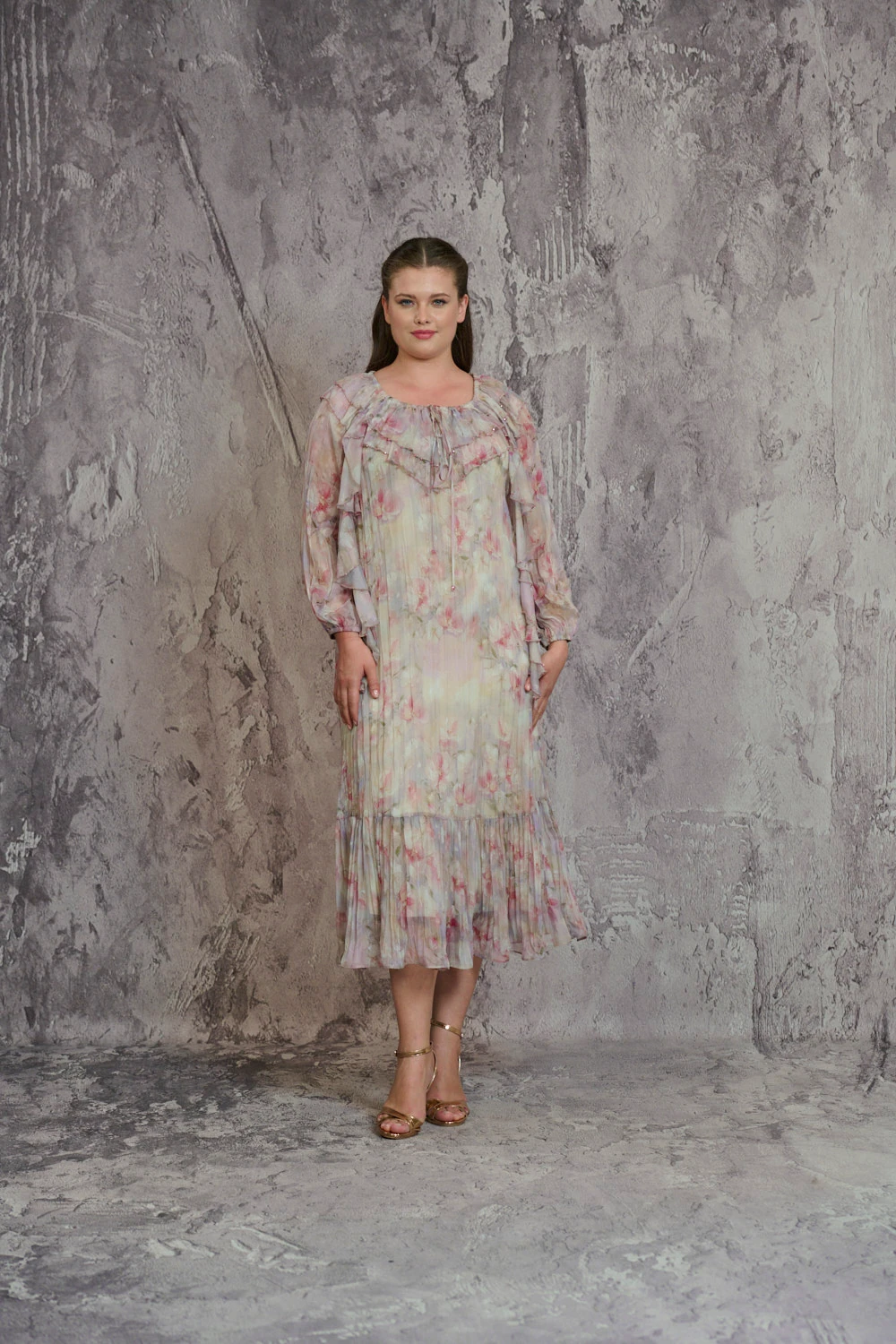 Yaka volan ve boncuk işleme detaylı kraşlı italyan elbise