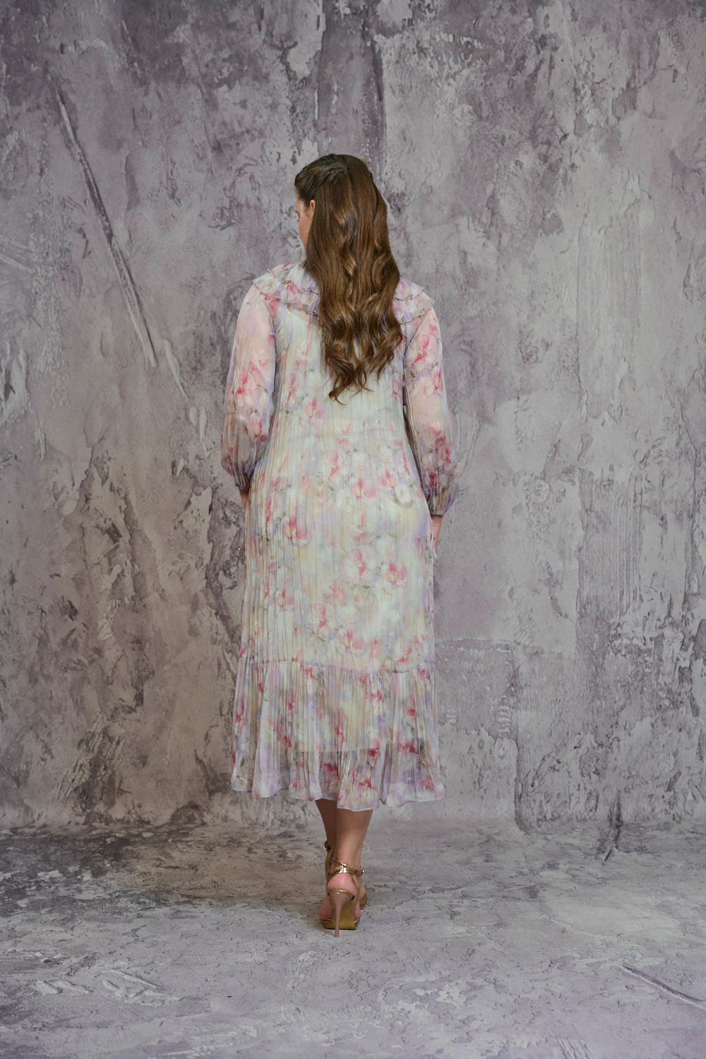 Yaka volan ve boncuk işleme detaylı kraşlı italyan elbise