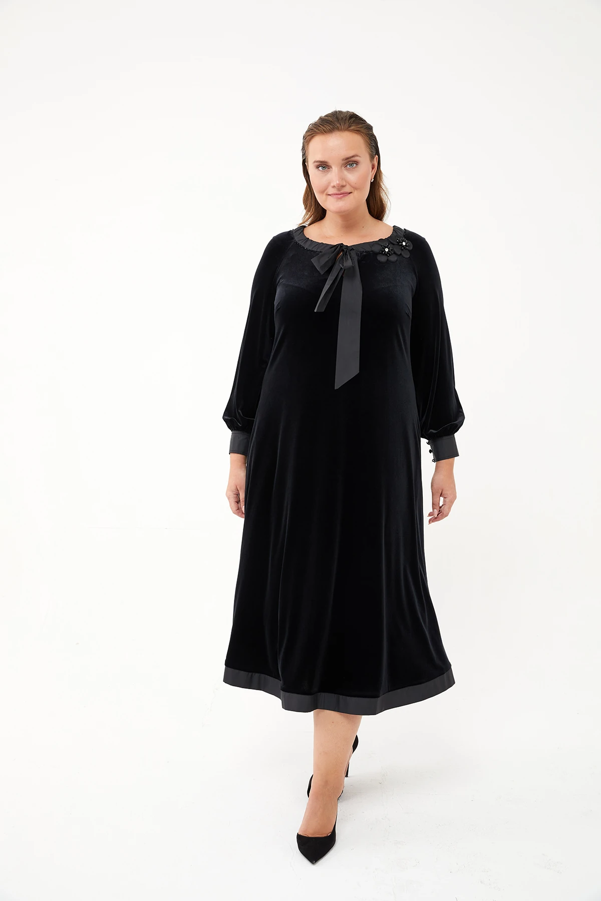 Yaka broş ve paraşüt kumaş bağlama detaylı,reglan kol rahat form kadife elbise