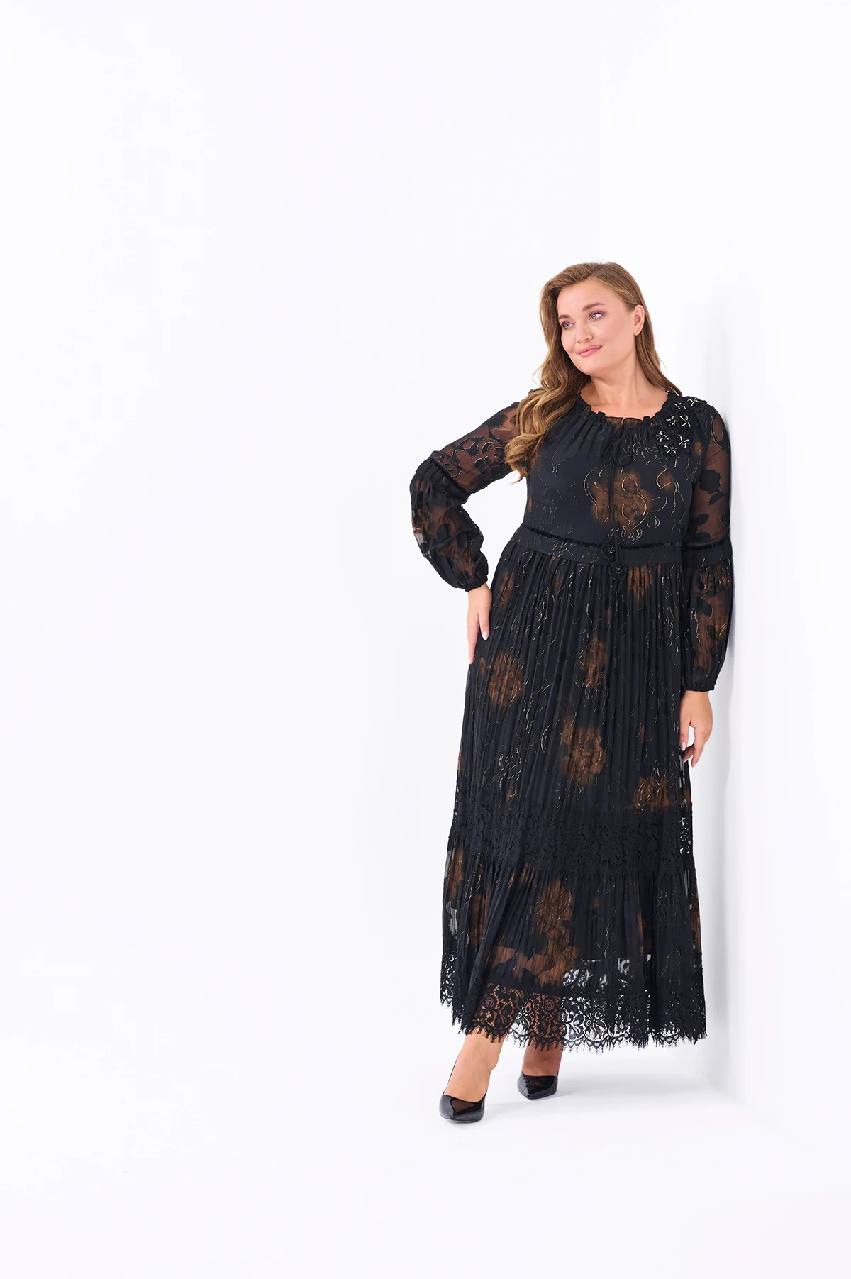 Özel ithal kumaş dantel nakış ve elişi detaylı kraşlı elbise