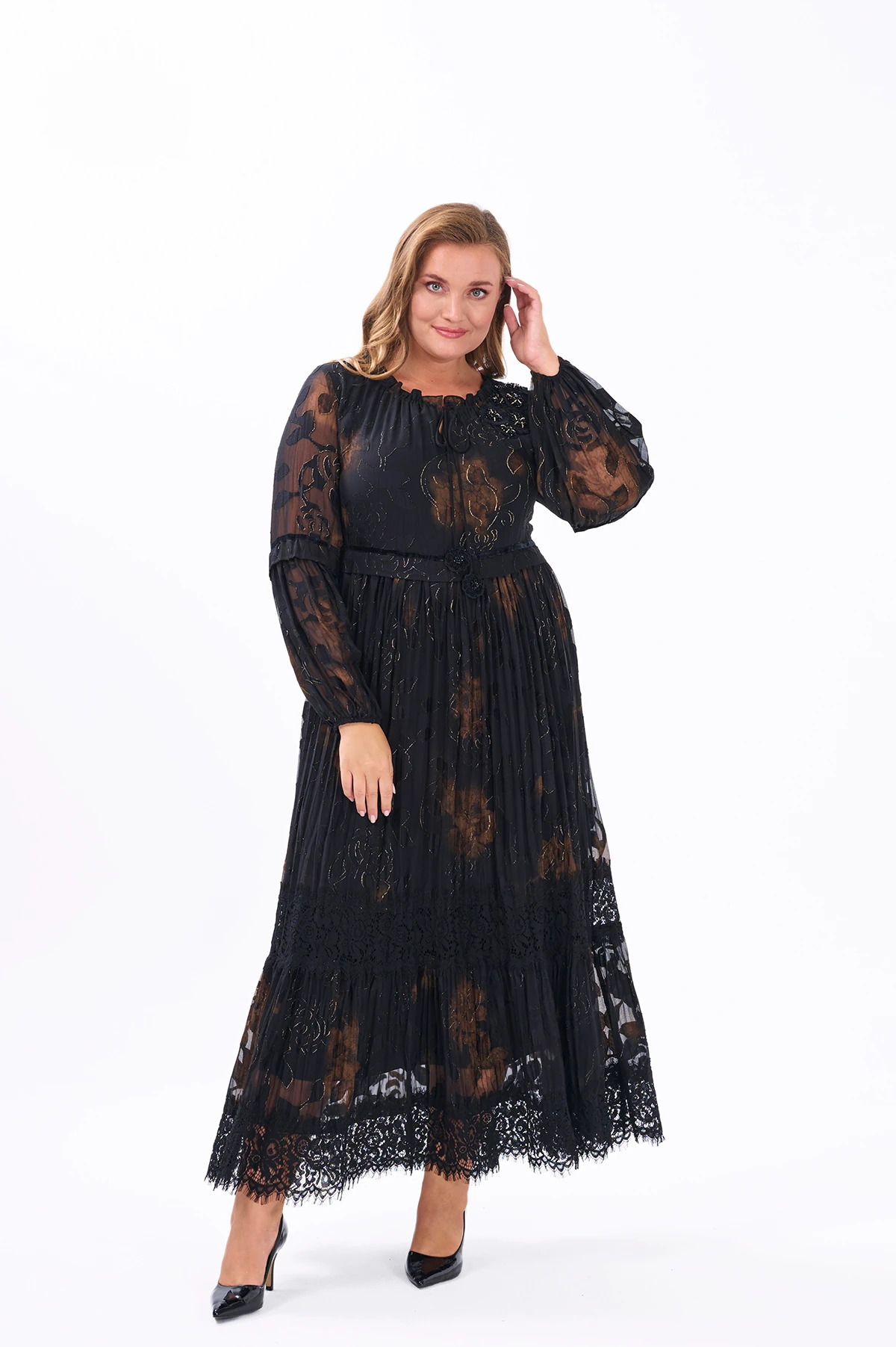 Özel ithal kumaş dantel nakış ve elişi detaylı kraşlı elbise