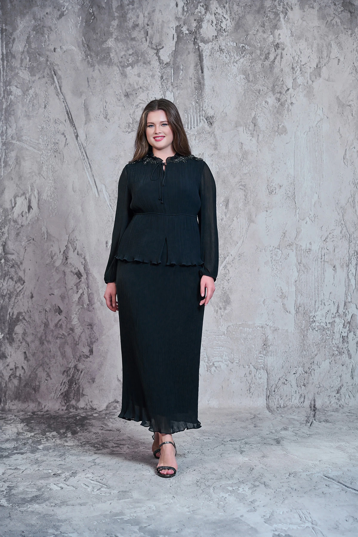 Bel ve kol lastik detaylı,yaka işlemeli pliseli takım