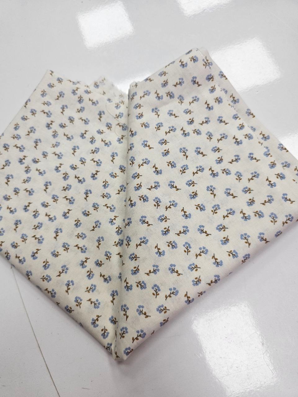 Mini Mavi Çiçekler Desenli Giyimlik Poplin Kumaş