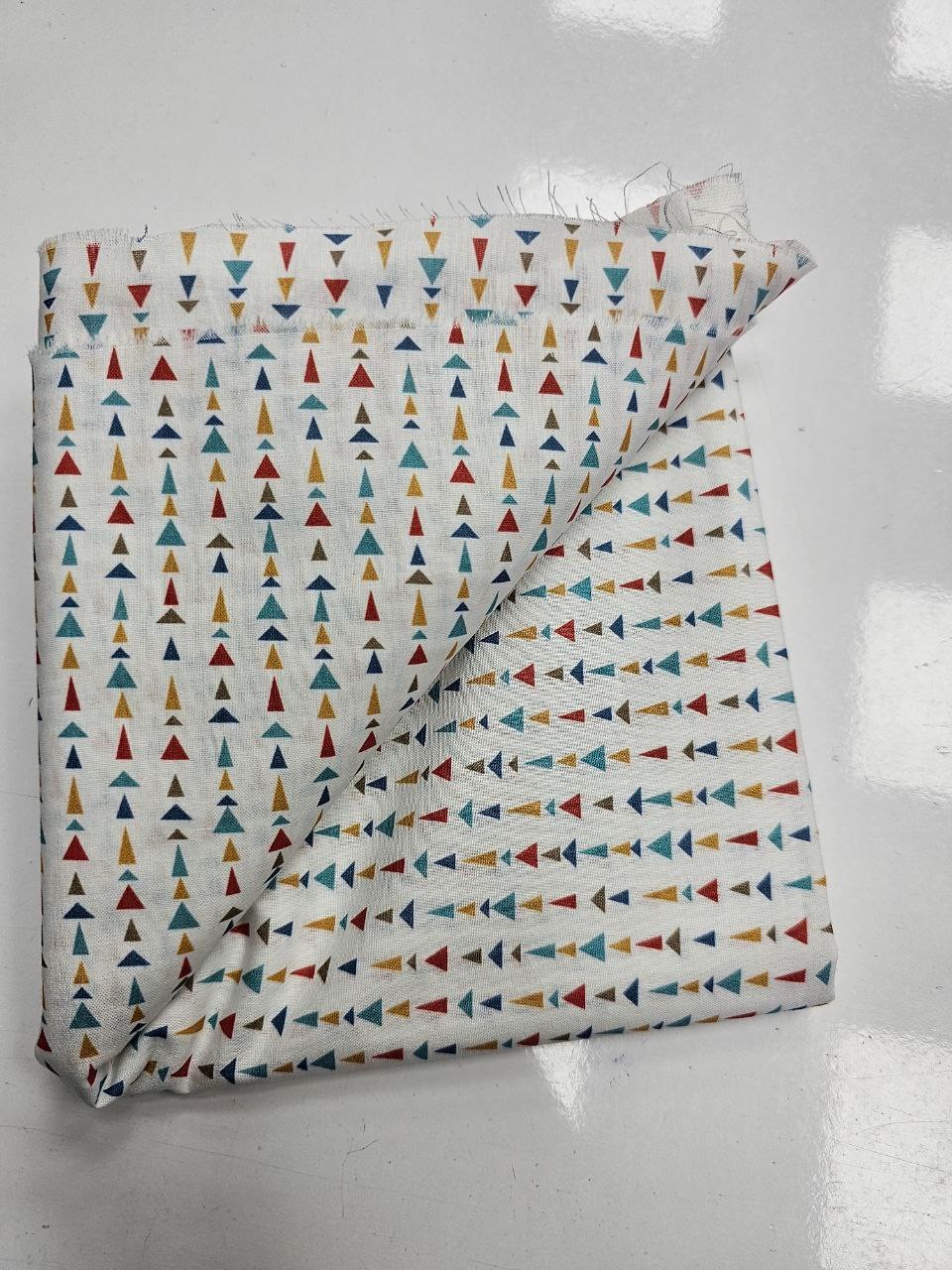 Mini Renkli Üçgenler Desenli Giyimlik Poplin Kumaş