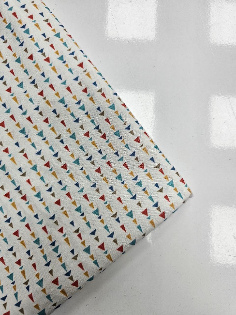 Mini Renkli Üçgenler Desenli Giyimlik Poplin Kumaş