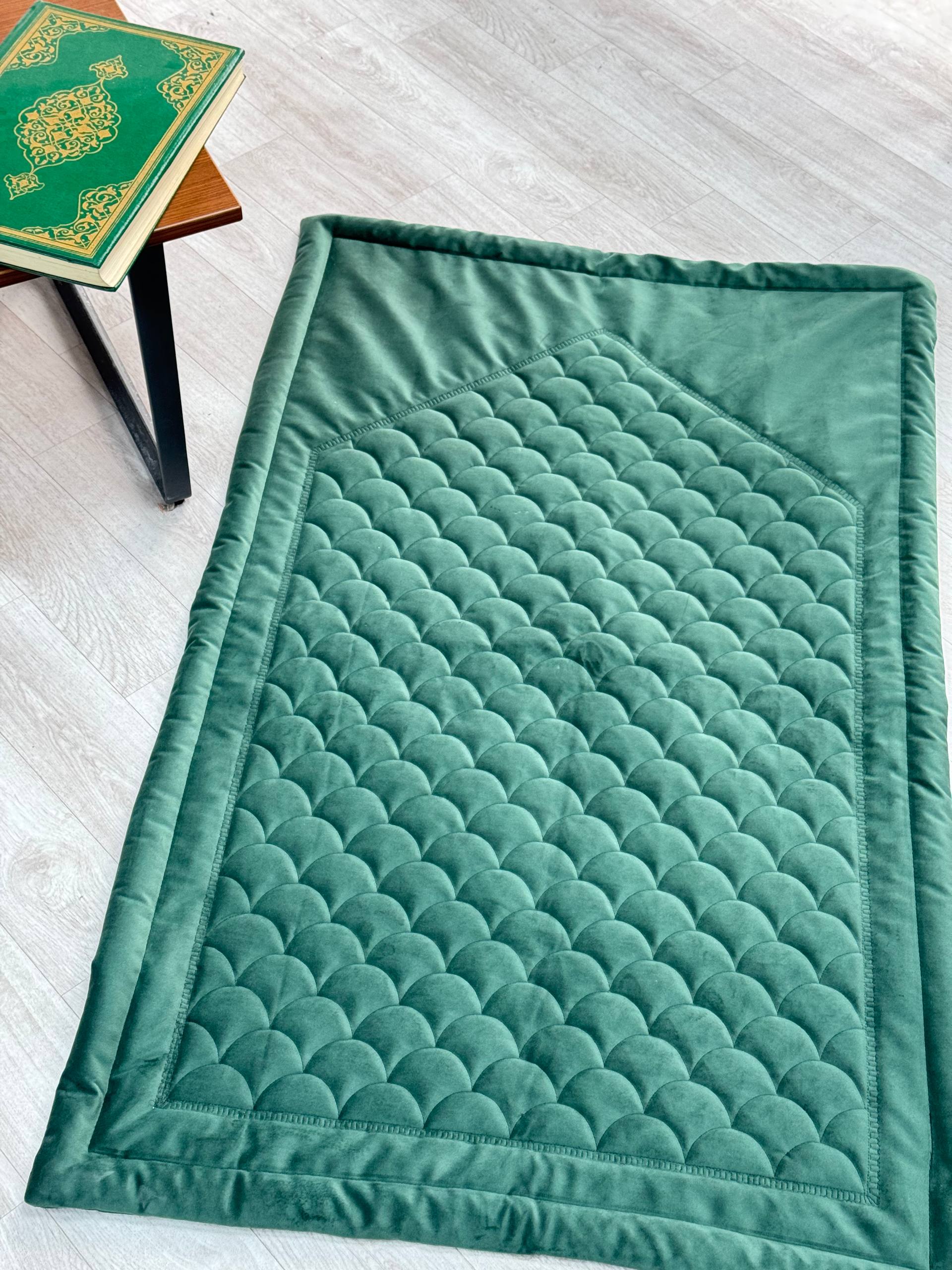Nil Yeşili Nakış İşlemeli Kadife Seccade