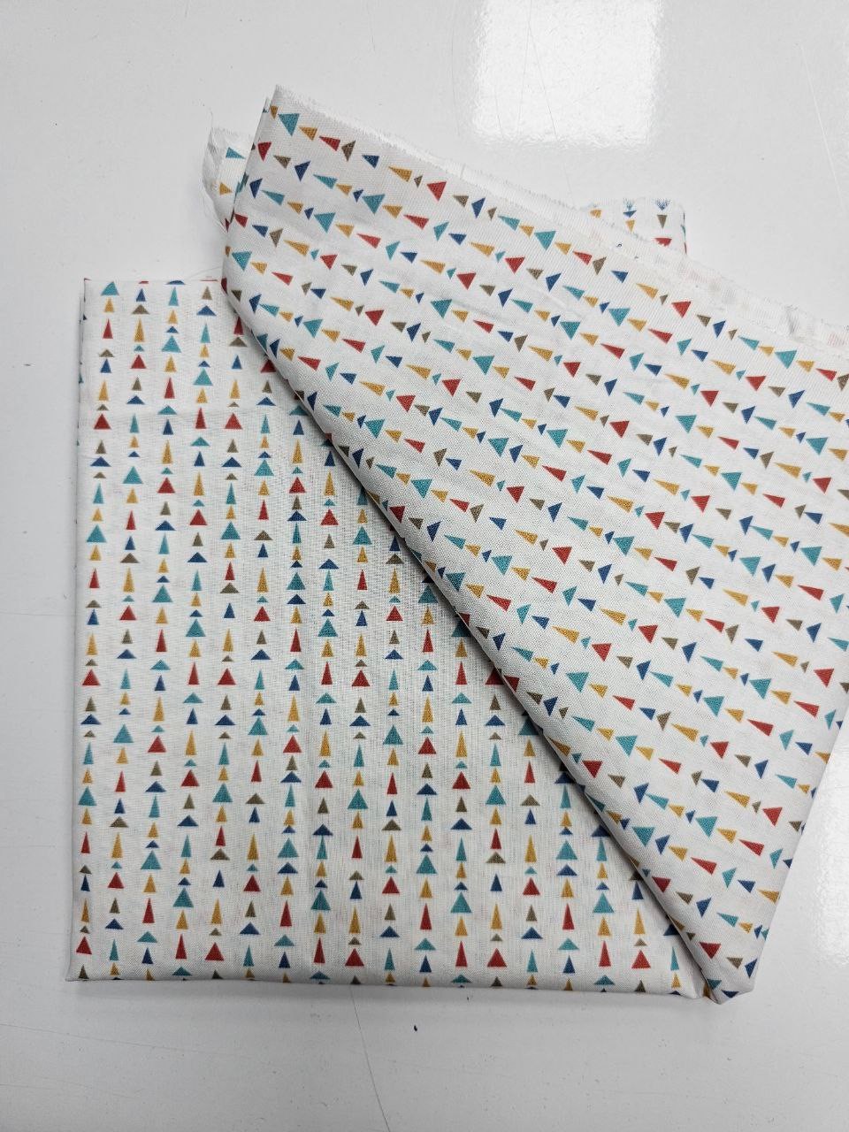 Mini Renkli Üçgenler Desenli Giyimlik Poplin Kumaş