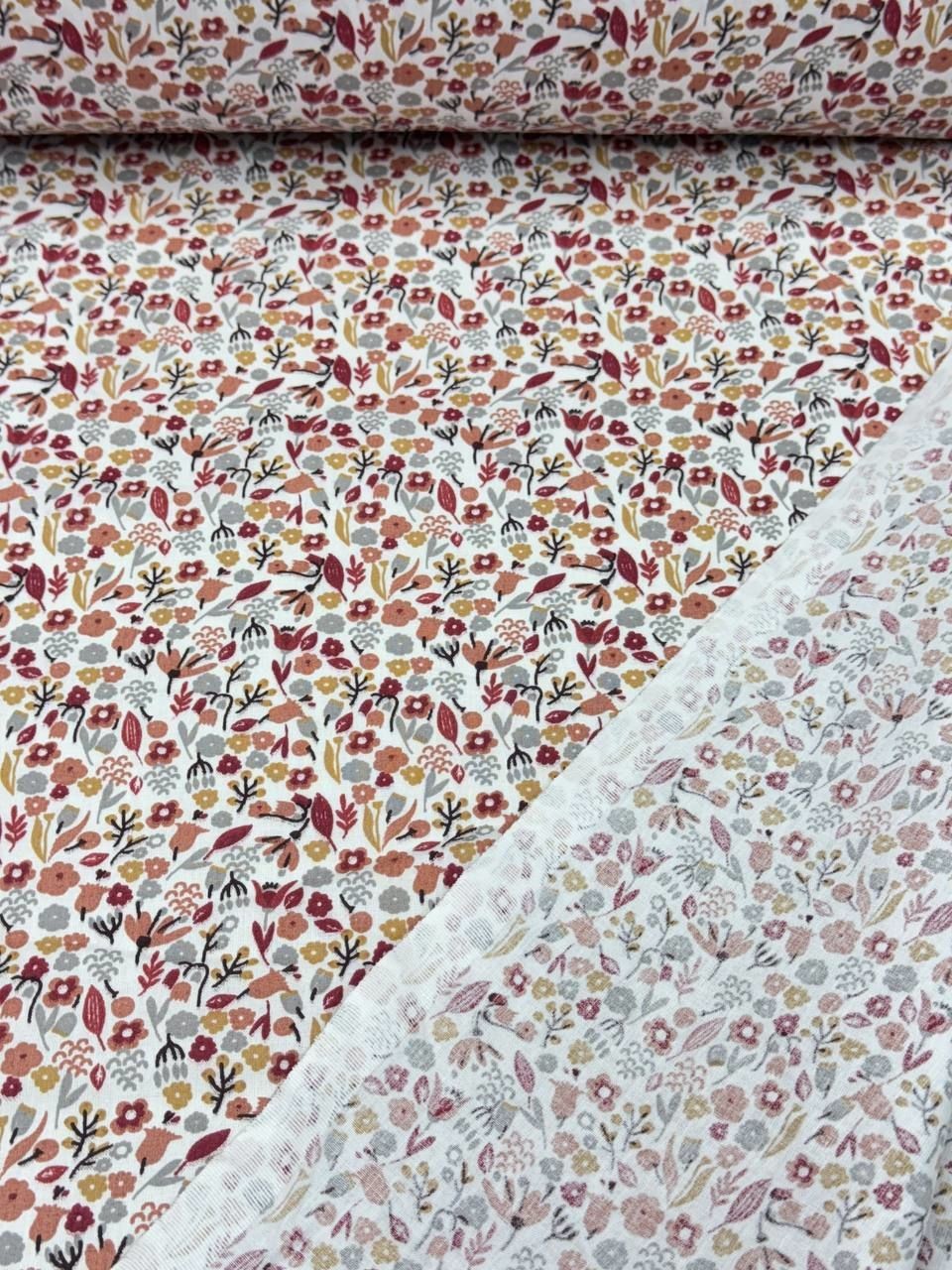 Minik Çiçekler Desenli İthal Poplin Kumaş