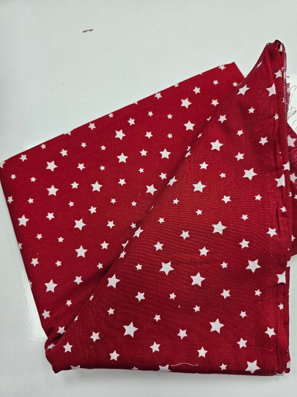 Kırmızı Zemin Yıldız Desenli Giyimlik Poplin Kumaş