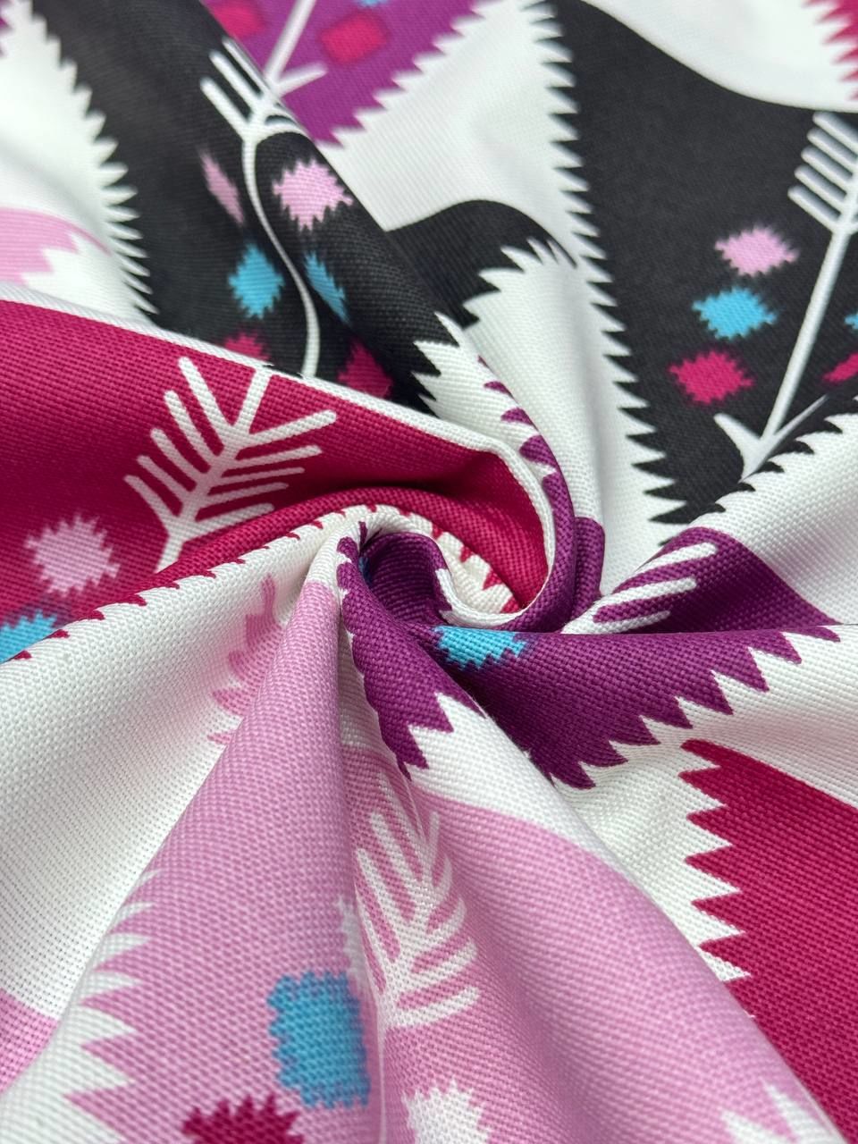 قماش بطة وردي بنمط مثلث أوريجامي - قماش بطة