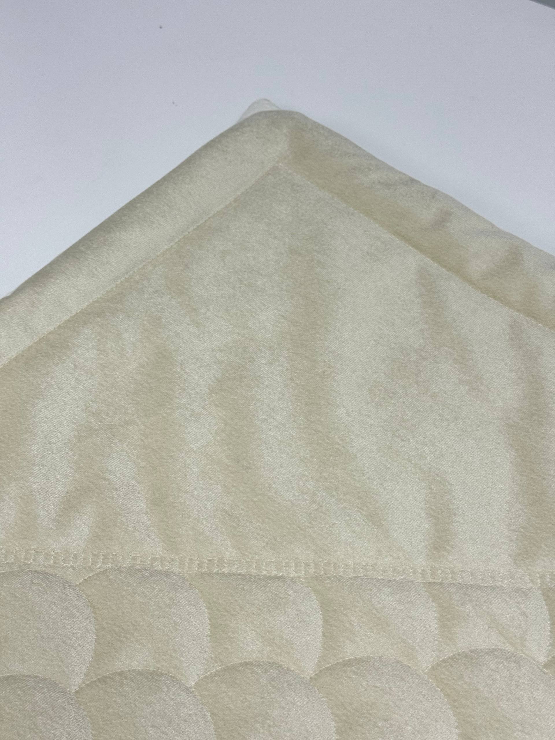 Krem Nakış İşlemeli Kadife Seccade