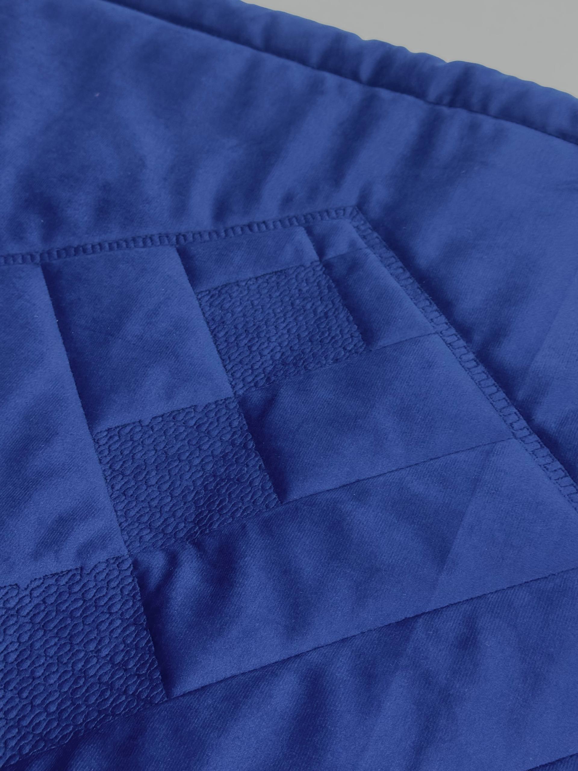 Lacivert Nakış İşlemeli Kadife Seccade