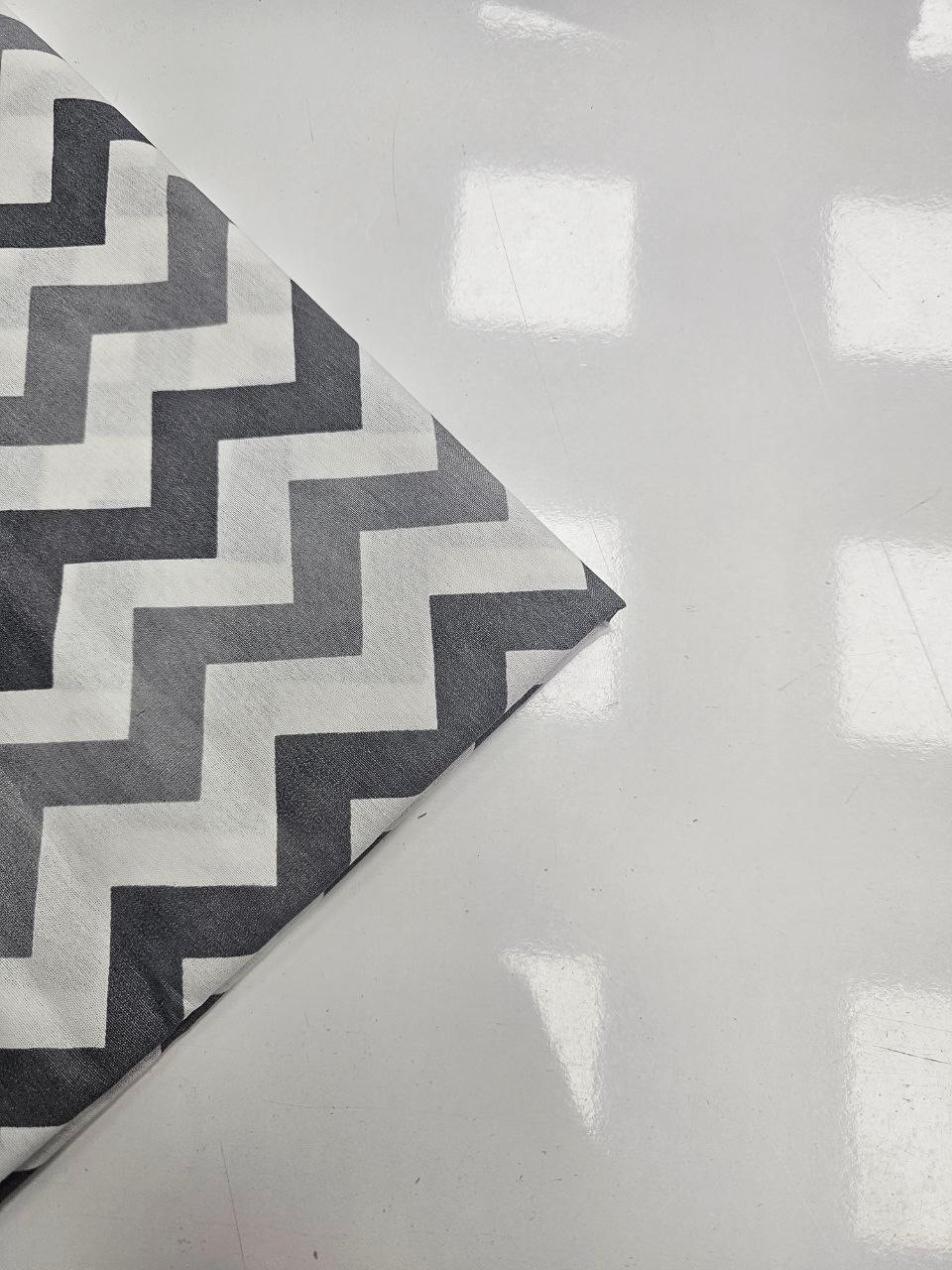Gri Zigzag Desenli Nevresimlik Poplin Kumaş