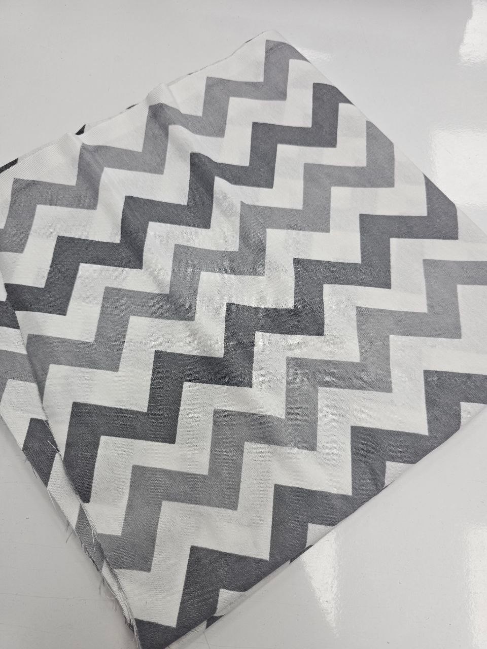 Gri Zigzag Desenli Nevresimlik Poplin Kumaş