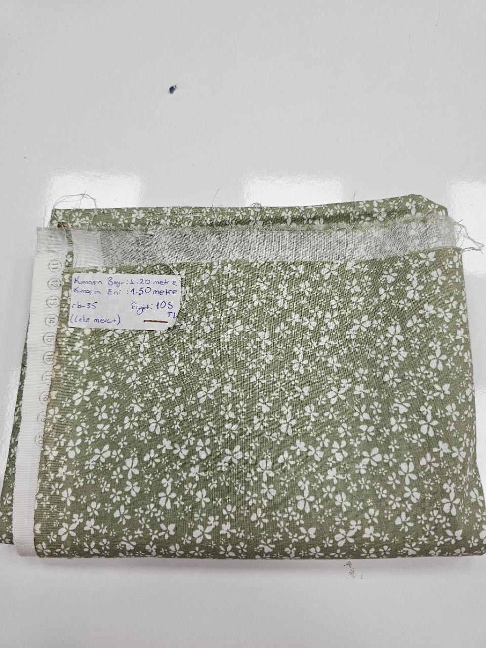 Yeşil Zemin Çiçek Desenli Giyimlik Poplin Kumaş