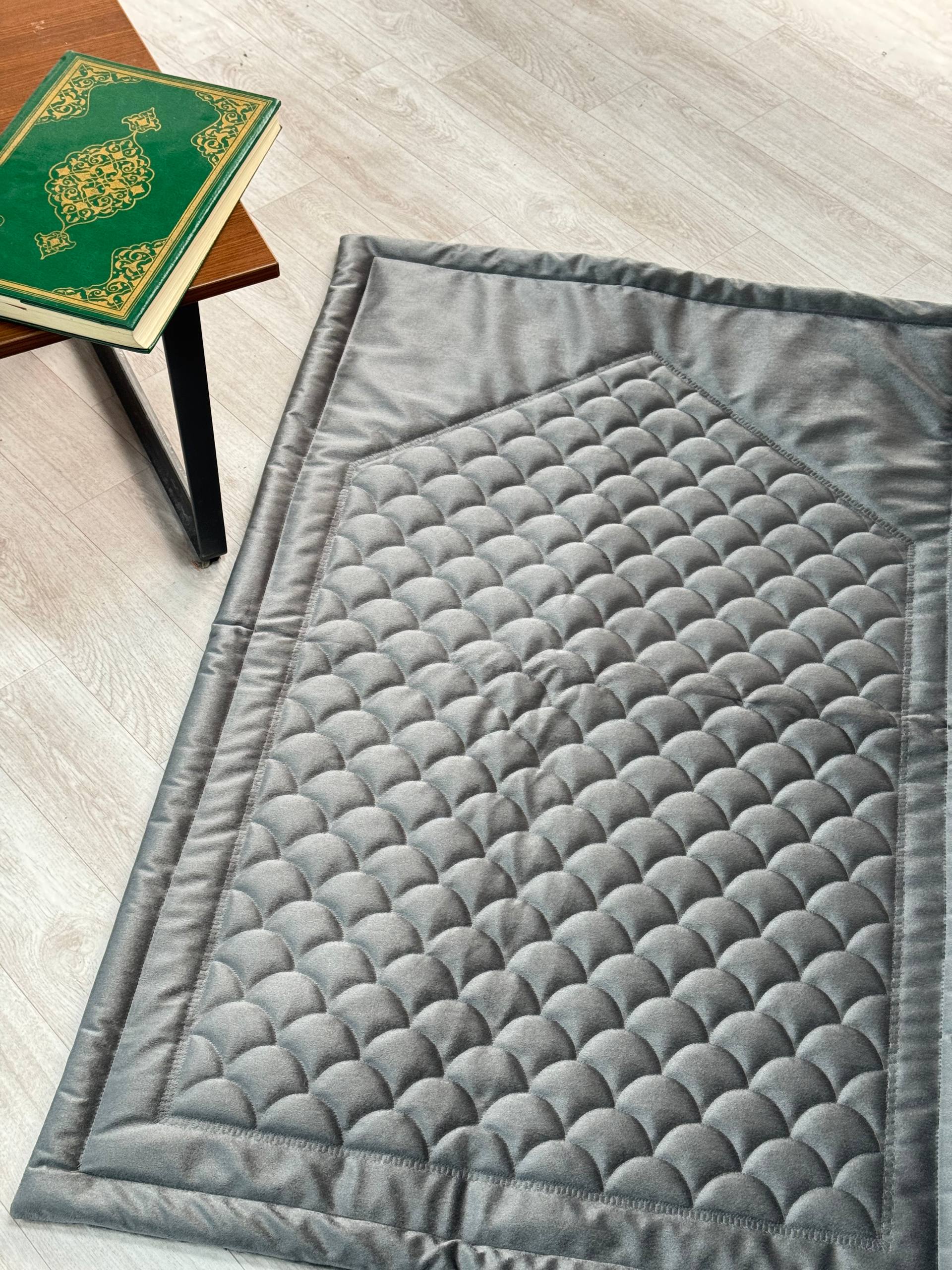 Gri Nakış İşlemeli Kadife Seccade