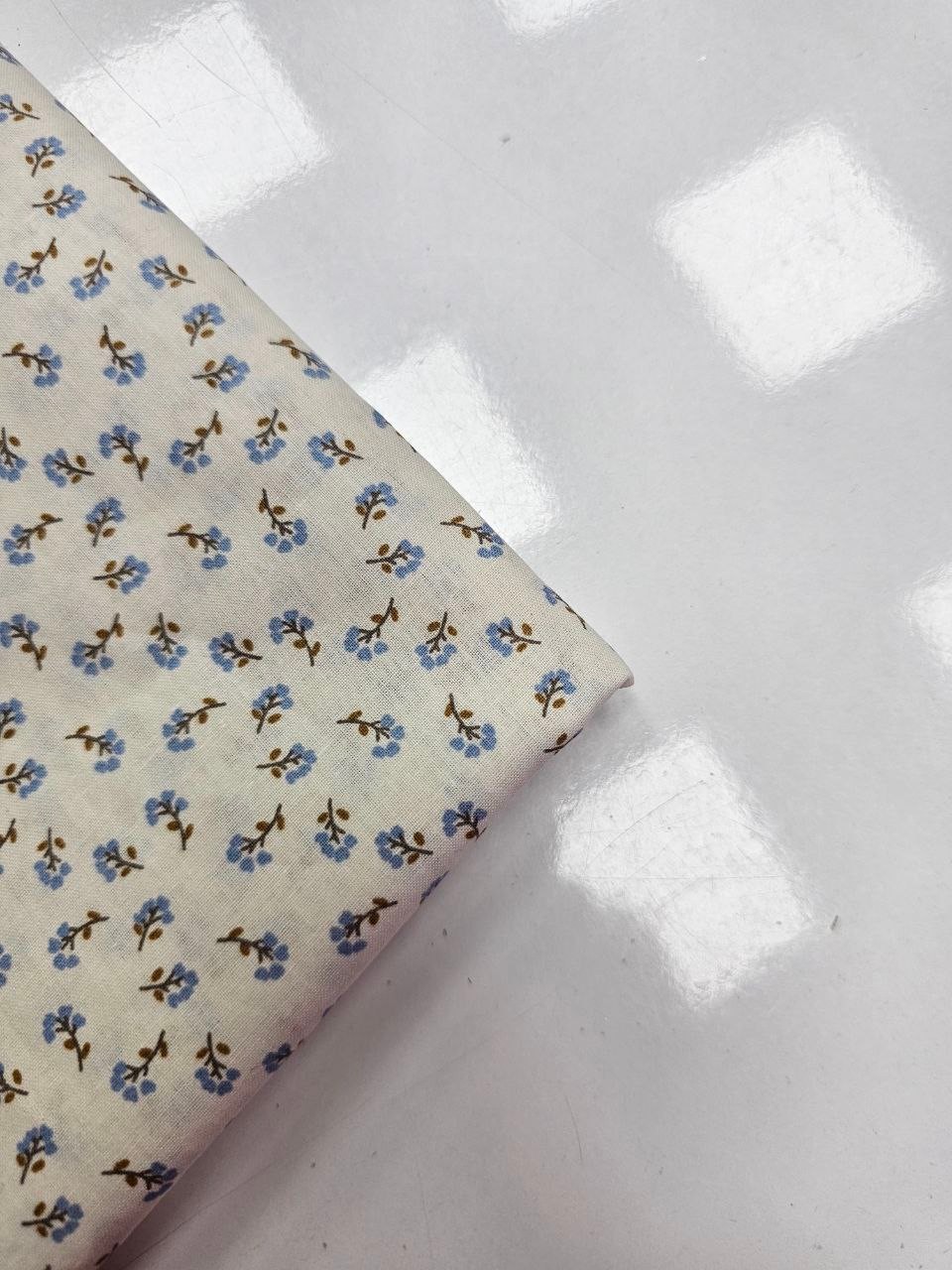 Mini Mavi Çiçekler Desenli Giyimlik Poplin Kumaş