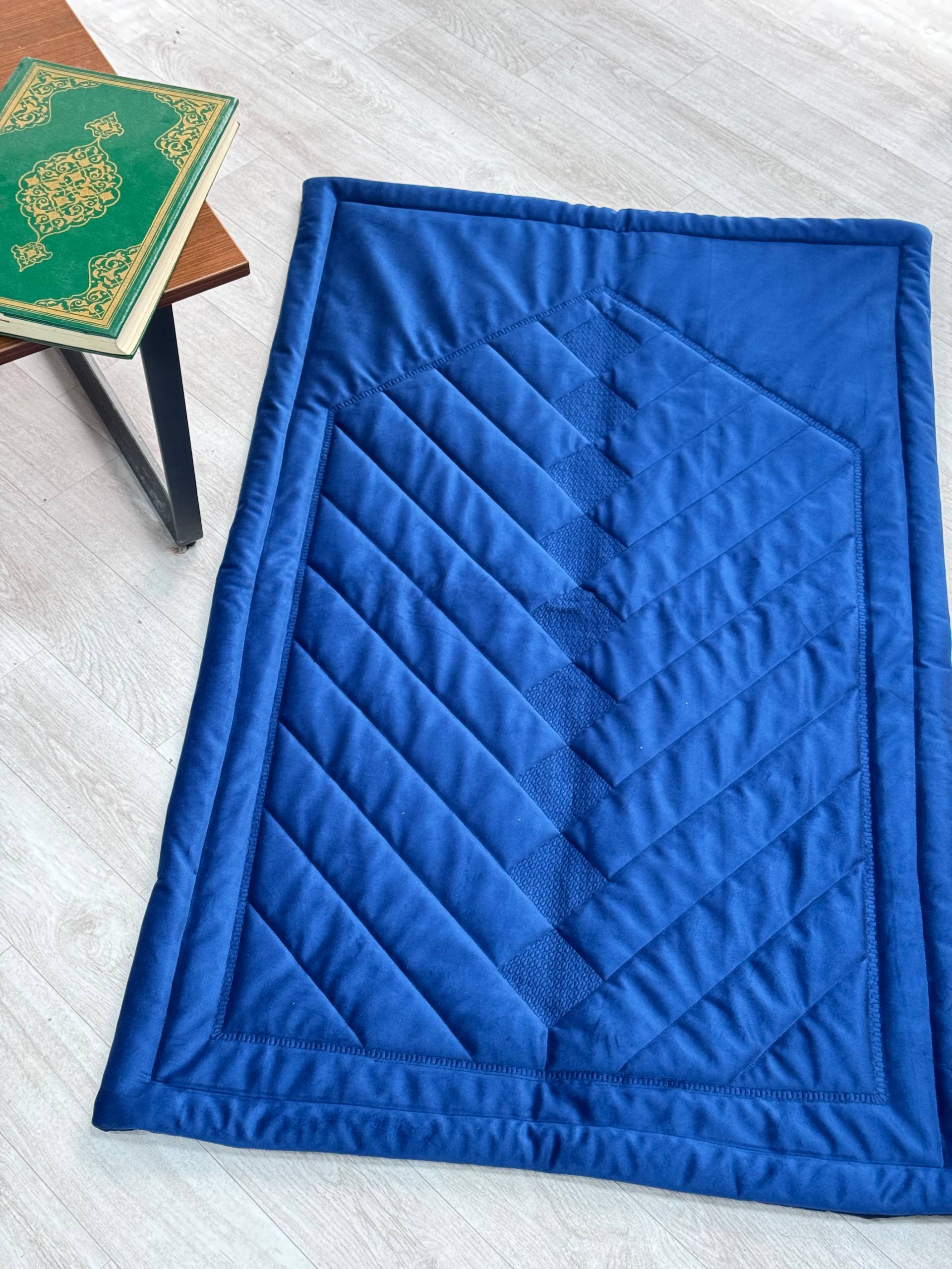 Lacivert Nakış İşlemeli Kadife Seccade