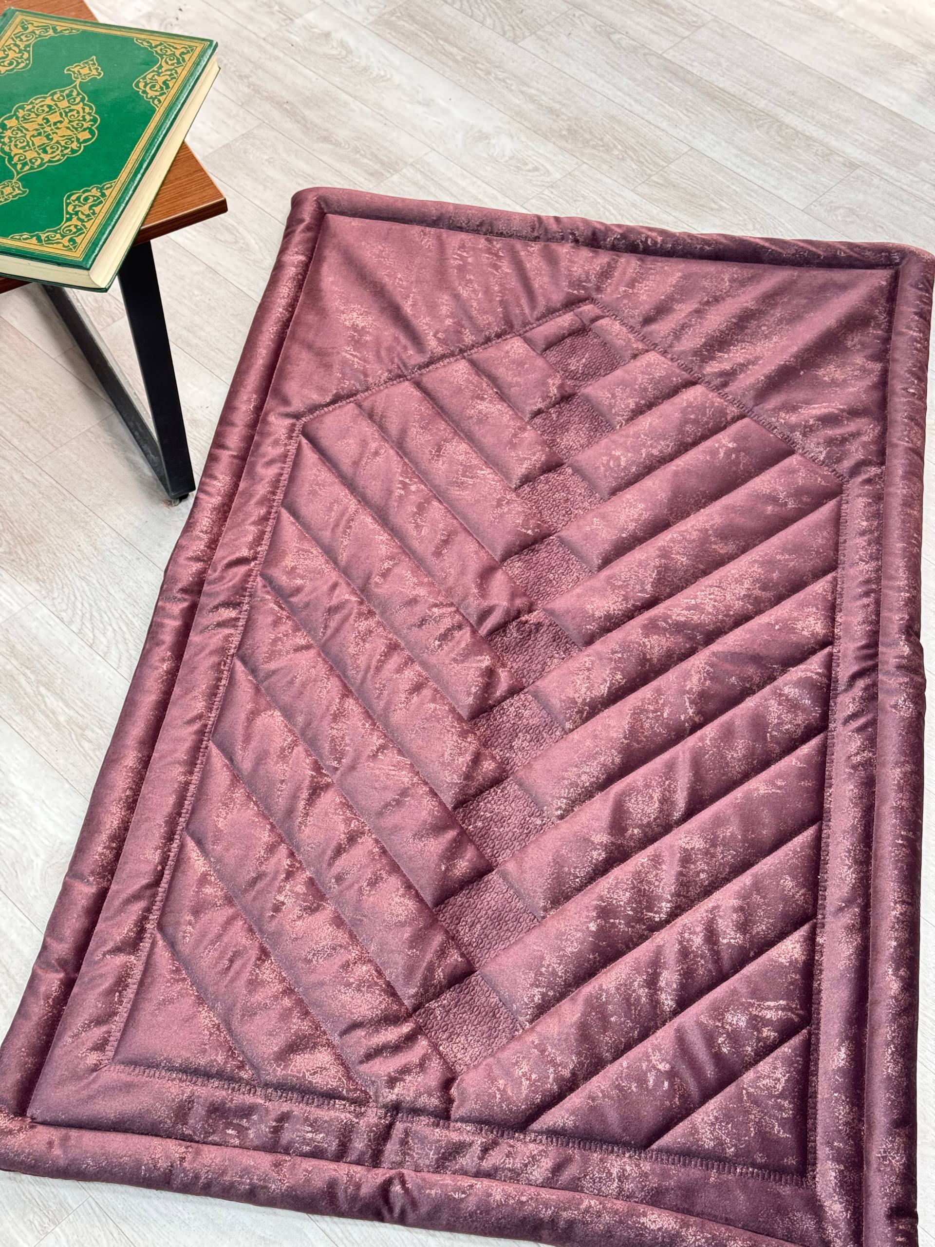 Mürdüm Nakış İşlemeli Kadife Seccade