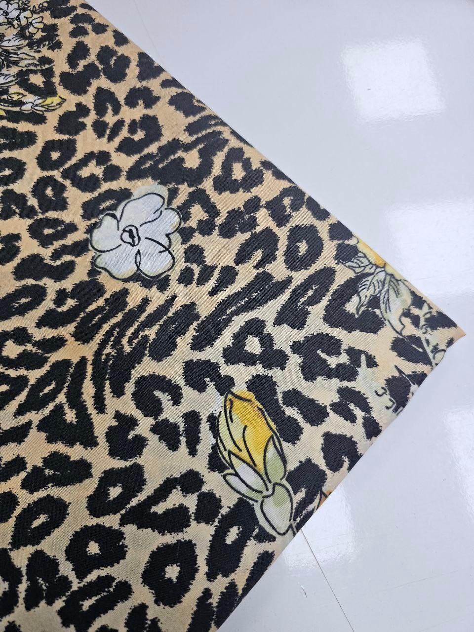 Çiçekli Leopar Desenli Nevresimlik Kumaş