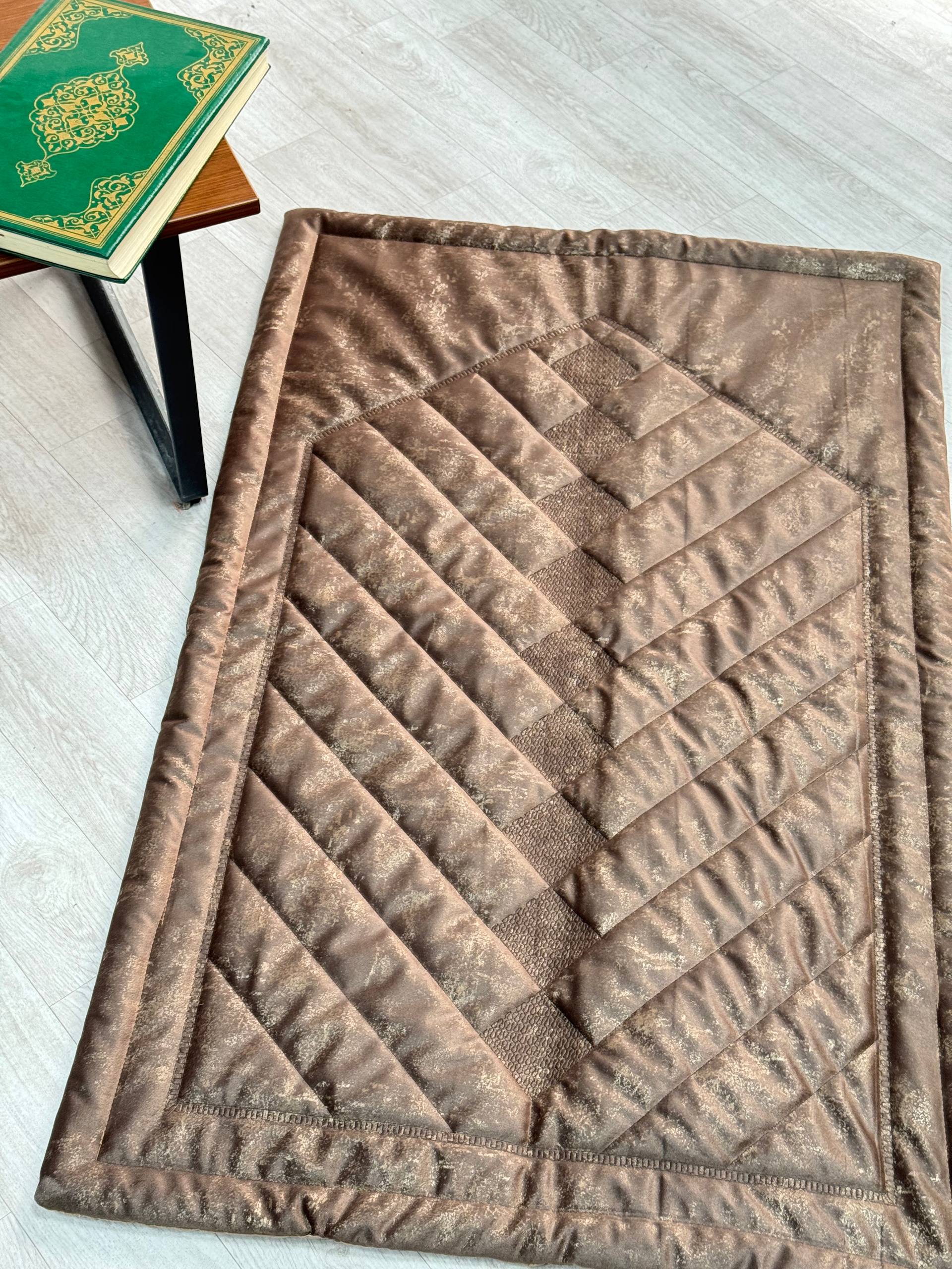 Kahverengi Nakış İşlemeli Kadife Seccade