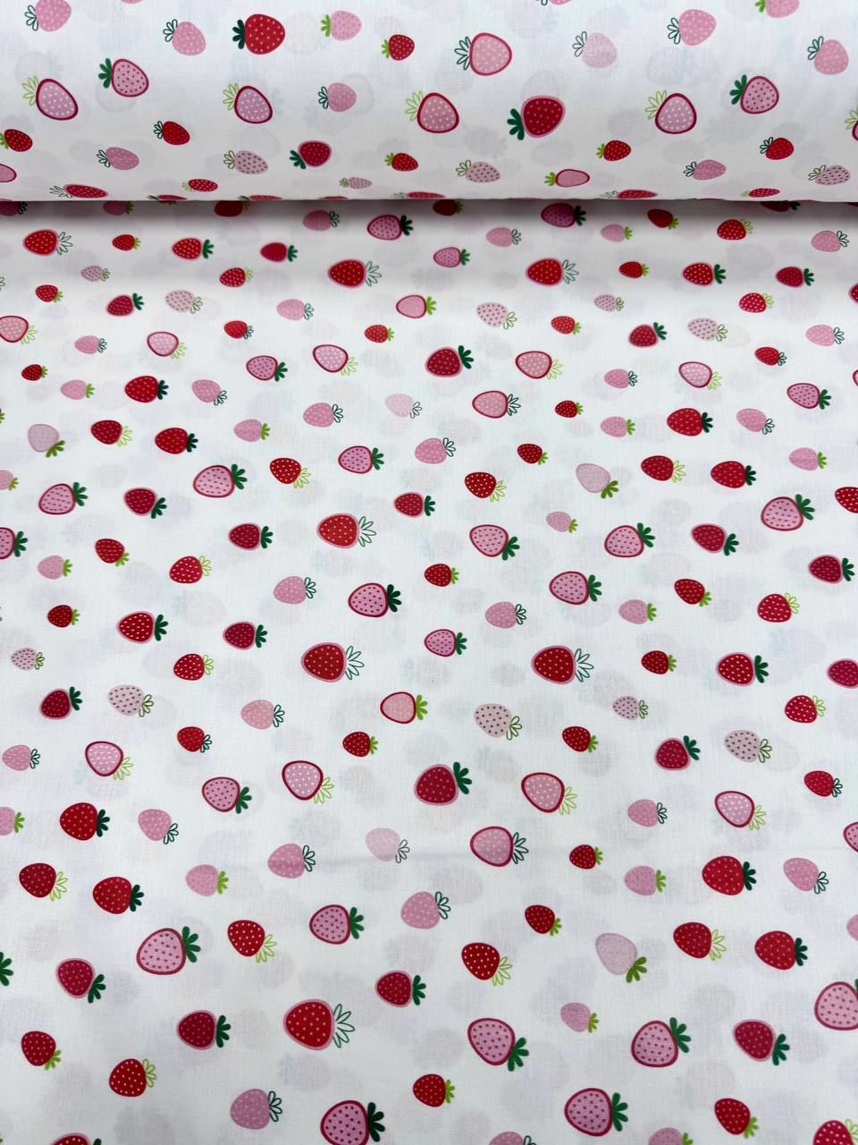 Dijital Baskı Çilek Desen Nevresimlik Poplin Kumaş