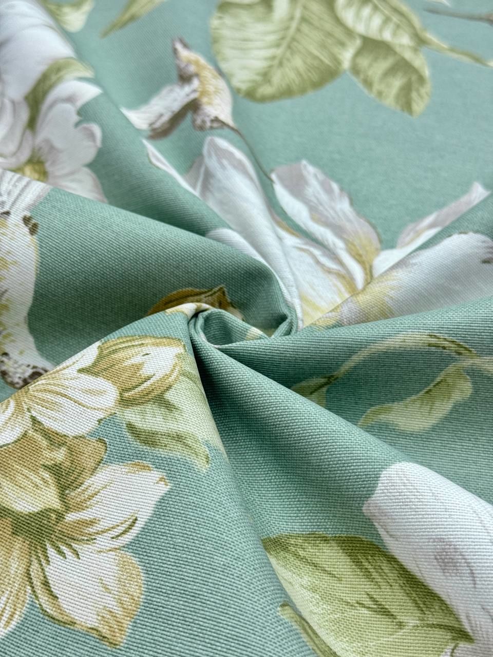 قماش بطة بنقشة توليب كبيرة باللون الأخضر - قماش بطة