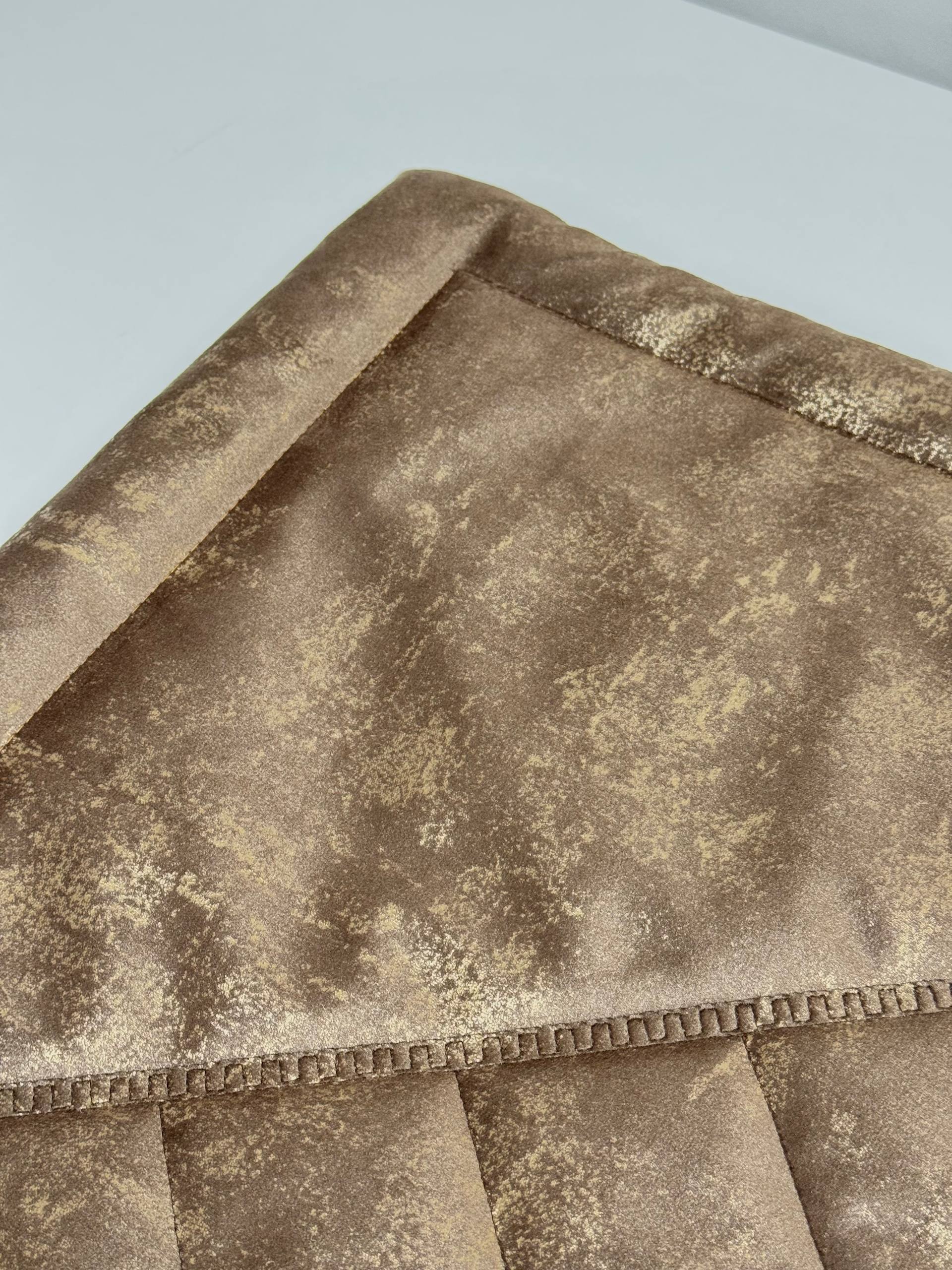 Kahverengi Nakış İşlemeli Kadife Seccade