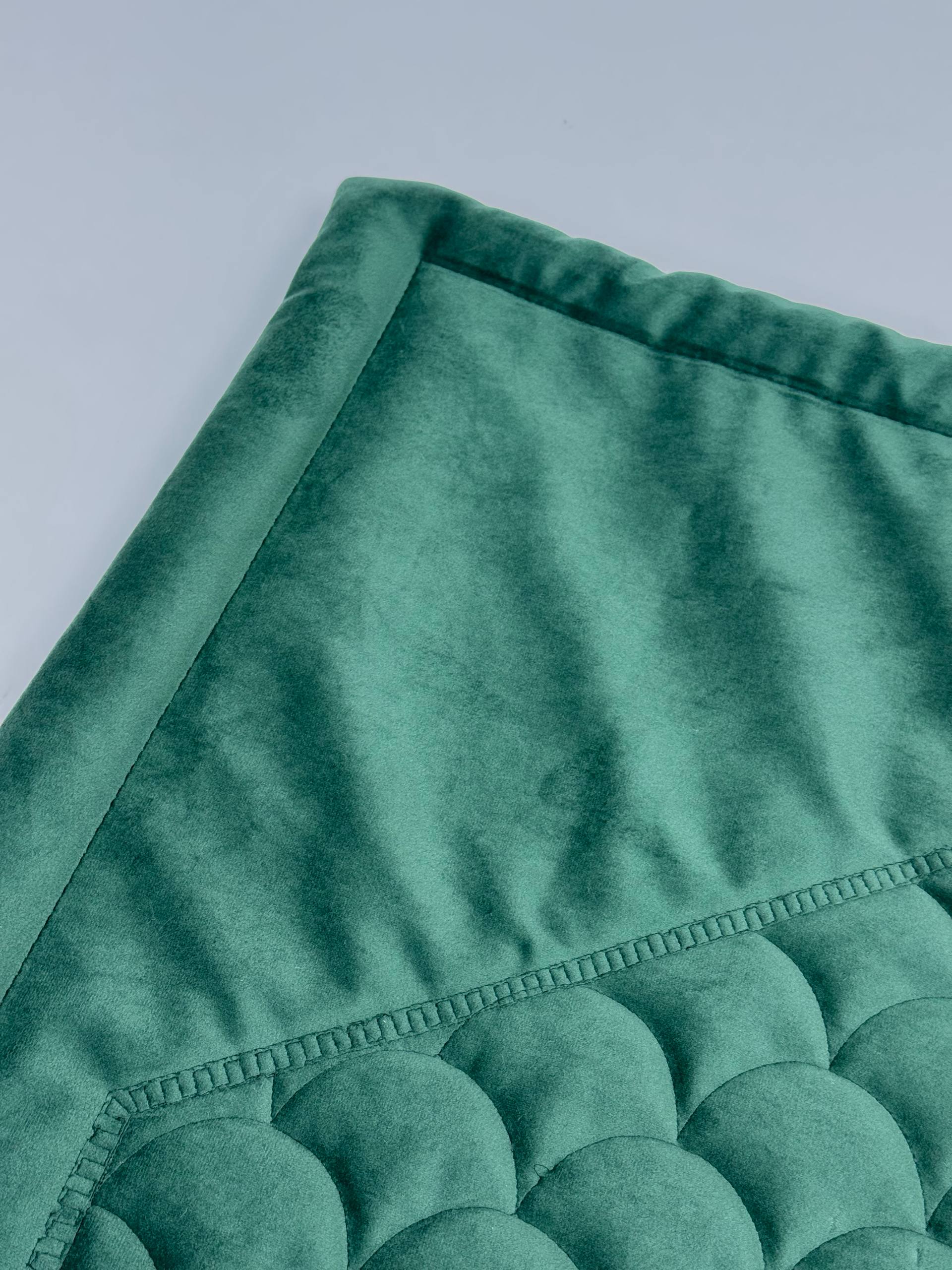 Nil Yeşili Nakış İşlemeli Kadife Seccade