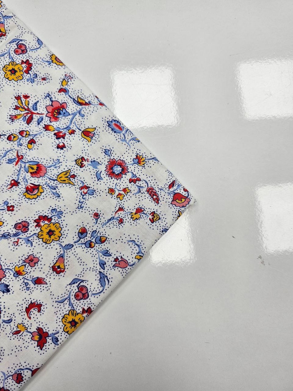 Kadife Çiçeği Desenli Giyimlik Poplin Kumaş