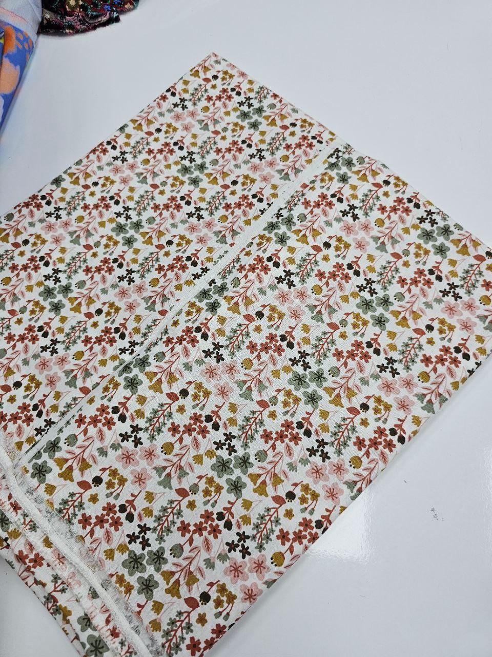 Karışık Çiçekler Desenli Nevresimlik Poplin Kumaş